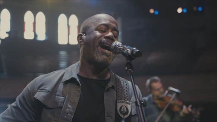 Good Morning Americaさんのインスタグラム写真 - (Good Morning AmericaInstagram)「@DariusRucker performs his fan-favorite, No. 1 country hit "Wagon Wheel" in a @Walmart-sponsored performance ahead of the #CMAAwards! SEE LINK IN BIO FOR HIS GMA PERFORMANCE!」11月10日 23時27分 - goodmorningamerica
