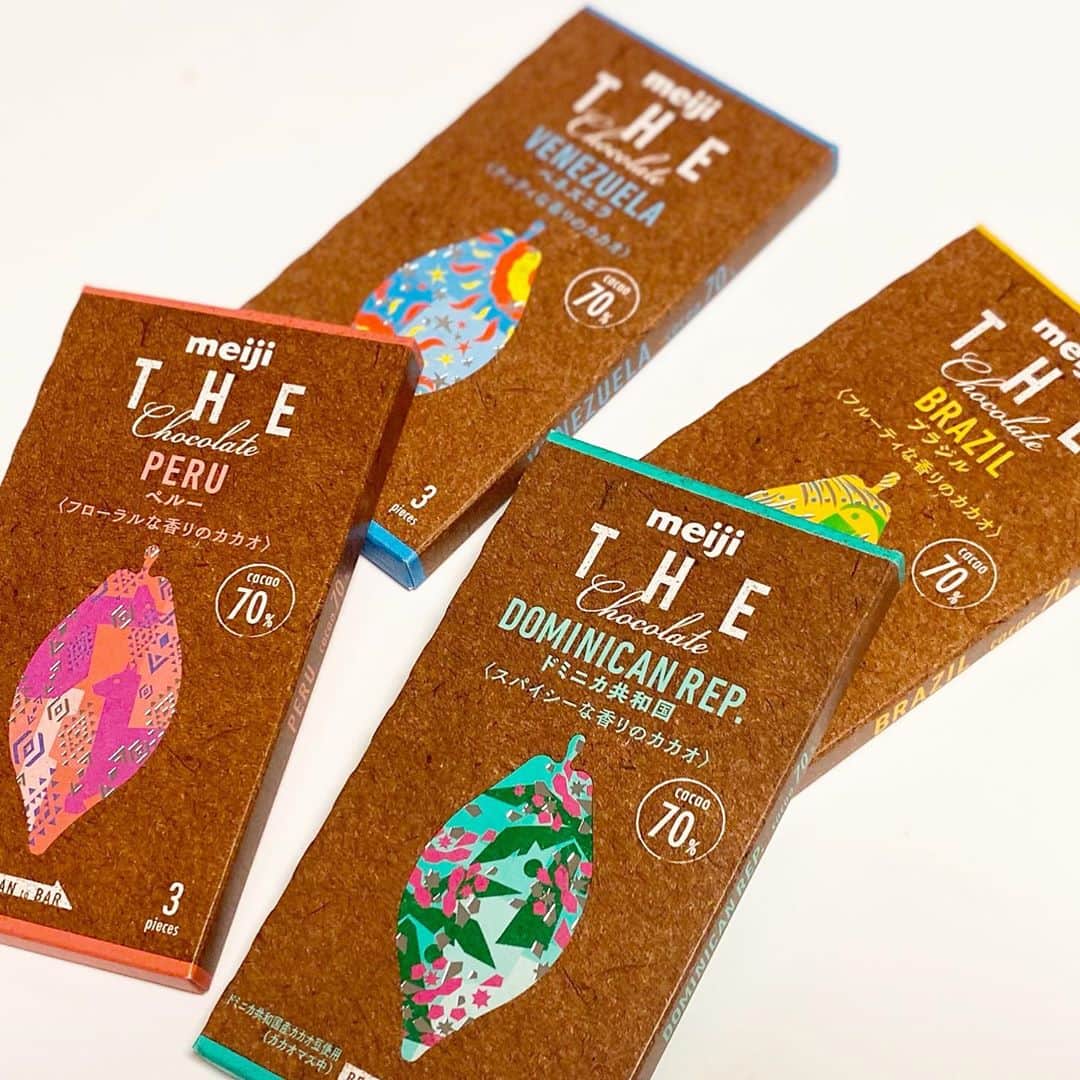 市川歩美のインスタグラム：「明治ザ・チョコレート。4種類、そろえて、風味を比べてみてくださいね🇧🇷🇵🇪🇩🇴🇻🇪  ベネズエラ、ペルー、ブラジル、ドミニカ共和国。  ほんとうにそれぞれカカオの産地によって個性がちがっていて  これで200円台なんてつくづく感動です！  #ilovechocolate  #chocolat #chocolatelovers  #chocolate #チョコレート #チョコレート大好き #チョコレート好き #ショコラ #チョコレート好きと繋がりたい #チョコレートケーキ #カカオ #cacao  #beantobar #明治ザチョコレート #meiji」