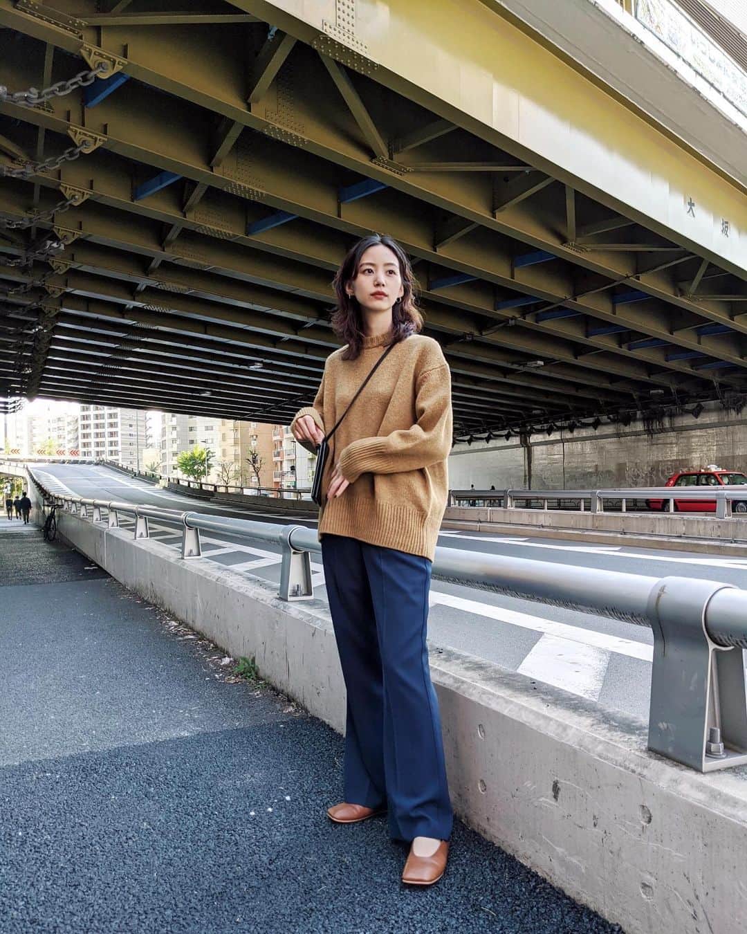 Shiho Sasakiのインスタグラム：「今年も上質なウール100%のニットが入荷してます🧶 やっぱり暖かさが違うし、羊毛ならではのふっくら感が可愛いんだな💕 最近はCamel✖︎Navyのカラー合わせにハマってます🐪 髪切る前に撮ってた写真でした✌️ #MOUSSY#MOUSSYSNAP」