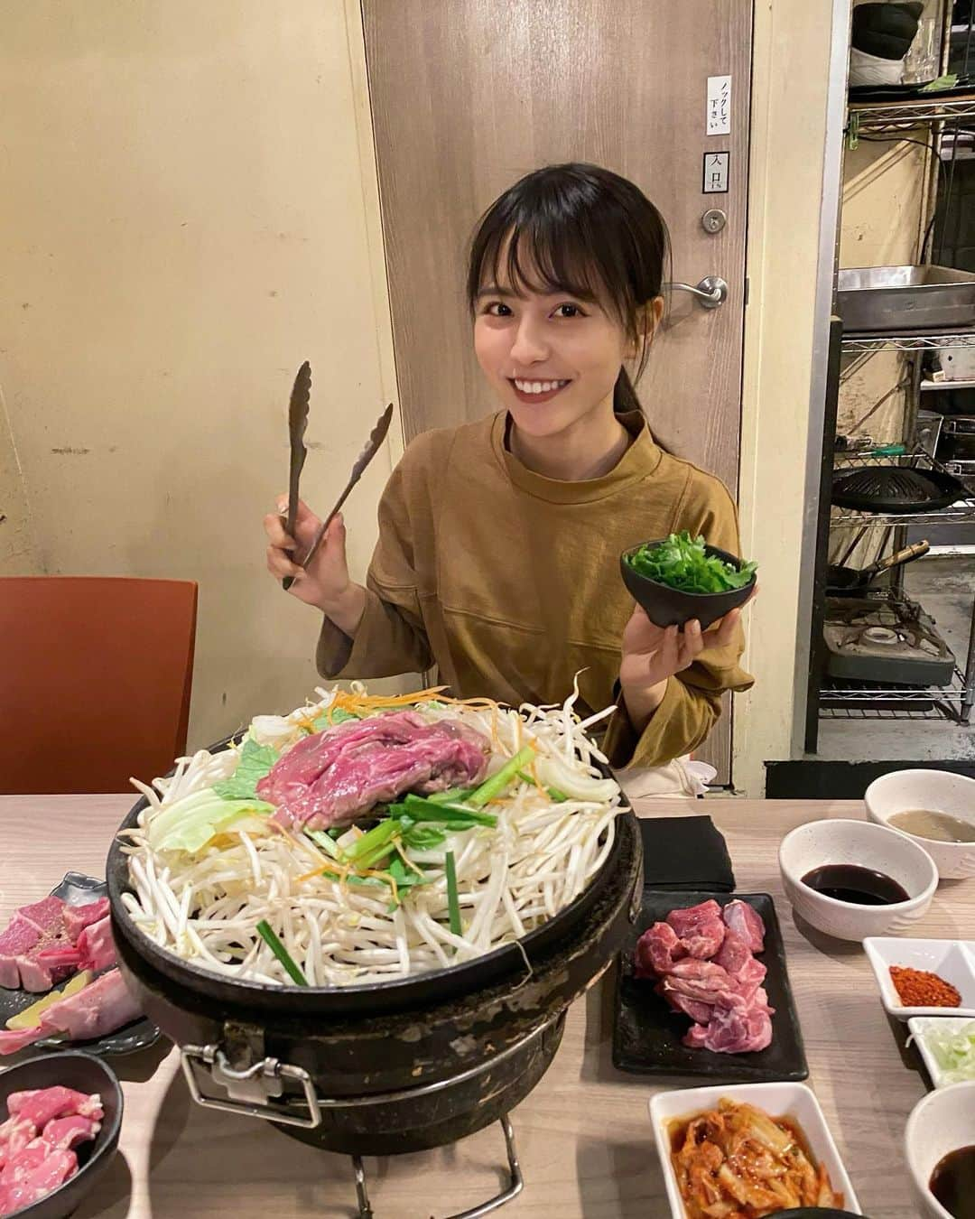 新田さちかさんのインスタグラム写真 - (新田さちかInstagram)「オフオフのオフ🤤（笑） もりもり食べすぎ、 パクチー好きすぎ🥦🥦  #ジンギスカン #ひつじ #オフ感」11月10日 23時27分 - sachat__official