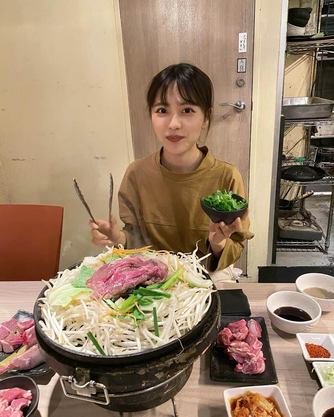 新田さちかさんのインスタグラム写真 - (新田さちかInstagram)「オフオフのオフ🤤（笑） もりもり食べすぎ、 パクチー好きすぎ🥦🥦  #ジンギスカン #ひつじ #オフ感」11月10日 23時27分 - sachat__official