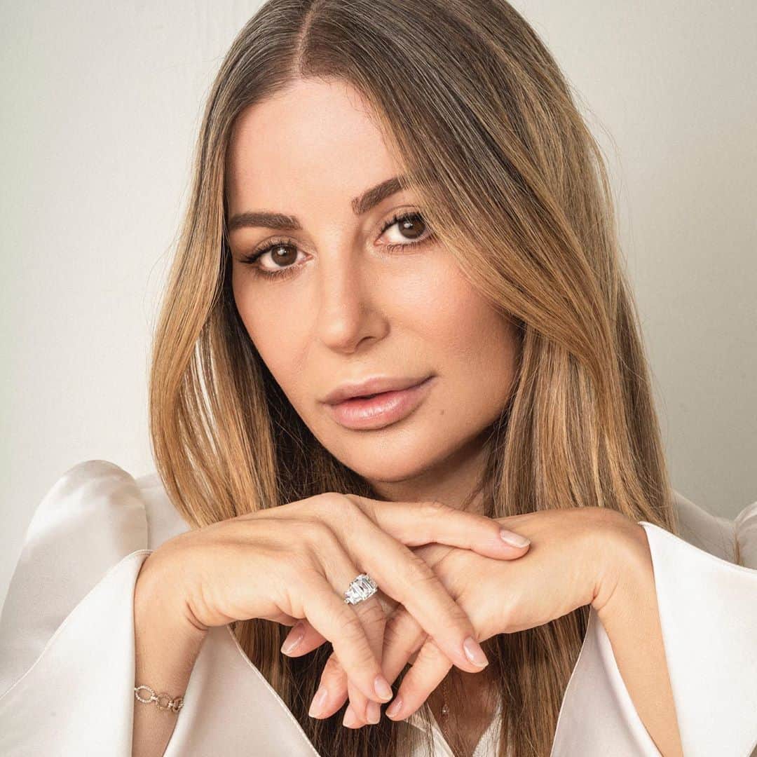Good Morning Americaさんのインスタグラム写真 - (Good Morning AmericaInstagram)「EXCLUSIVE FIRST LOOK: The wedding dress designer who has made countless brides say yes to the dress is taking her talents to the engagement ring department. LINK IN BIO for more on the collection 💍💍💍  @pninatornai #PninaTornai #EngagementRing」11月10日 23時22分 - goodmorningamerica
