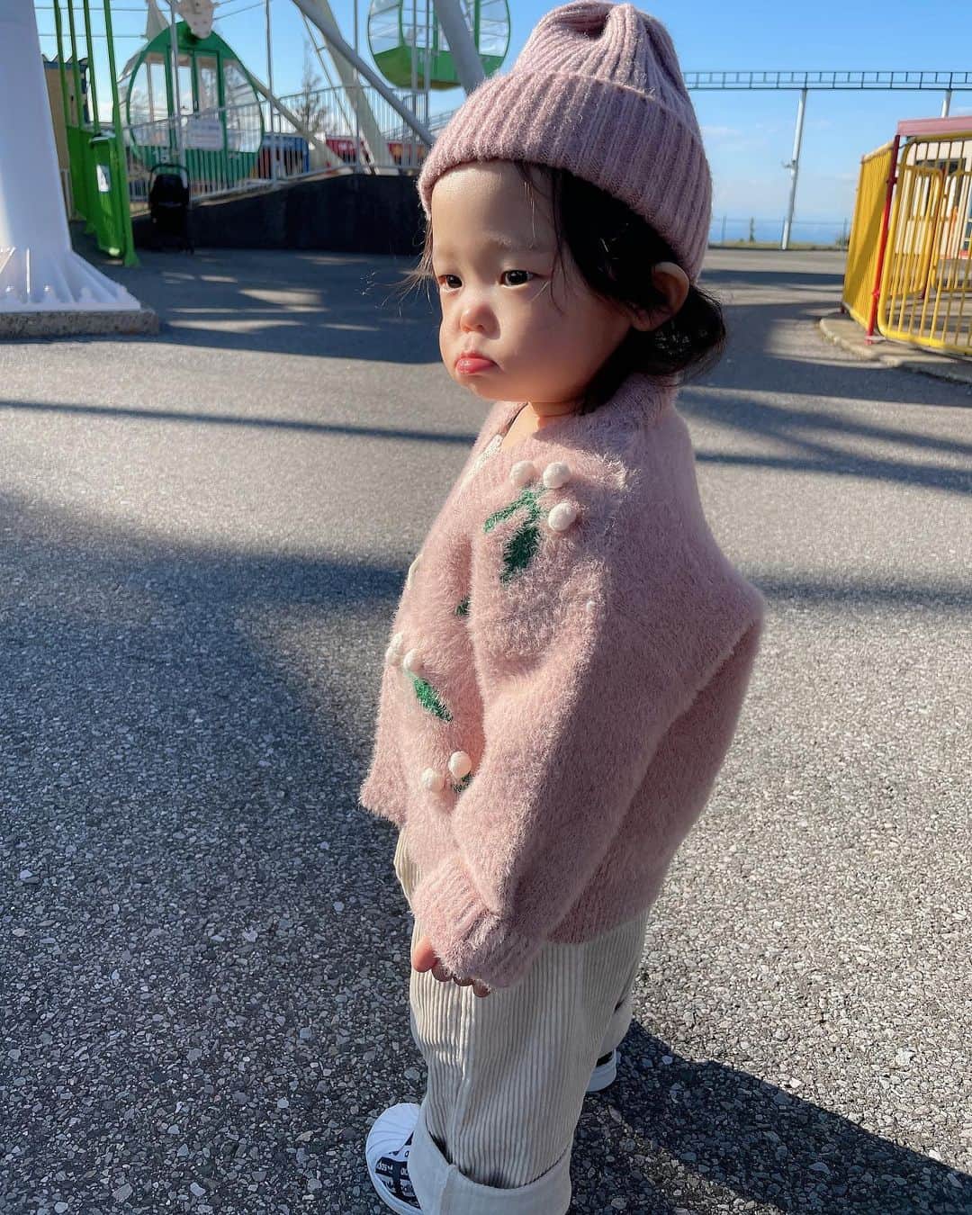本田しおりのインスタグラム：「#マザー牧場  #楽しかった #iPhone12pro #になって調子乗って写真撮りまくる #ひつじのうんち沢山踏んだ💩 #質問いただきました琥珀のお洋服は靴以外全身ELMOです #母さんのハゲ気になるわぁ」