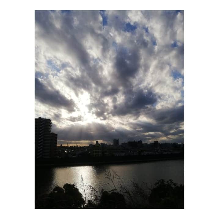 近藤笑菜さんのインスタグラム写真 - (近藤笑菜Instagram)「ハッとする顔の空を見られるだけで、心が洗われるような気持ちになる。 これは濃いもやもやの中を切り開いていってくれるような光を感じる顔🌄パワーをもらうねえ どんな日があっても、大丈夫。きっと。」11月10日 23時23分 - emina_kondo