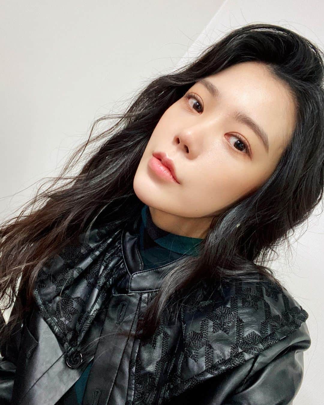 リジ のインスタグラム：「열일🖤 굿밤 안녕😊」