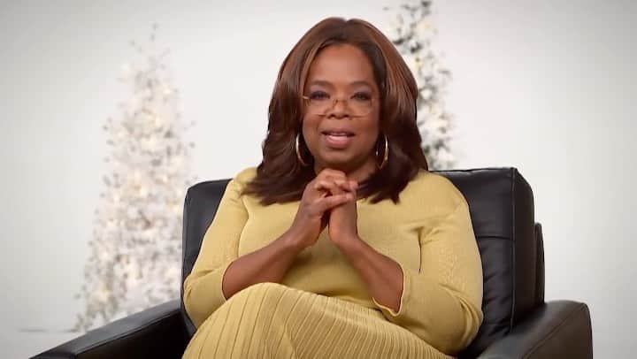 オプラ・ウィンフリーのインスタグラム：「‘Tis the season for Faaaaaavorite Things 2020! The elves over at @oprahmagazine and I have searched high and low for gifts for the loved ones in your life—since everyone could use some extra joy in 2020. And this year, there’s a special twist! Because so many people want to support Black lives in any way they can, we’ve found many Black-owned businesses that deserve to be celebrated. It is my hope that this year's list will inspire you to express your gratitude for the people that matter most. Head to OprahMag.com for the full list 🎄🎁🤶🏽」