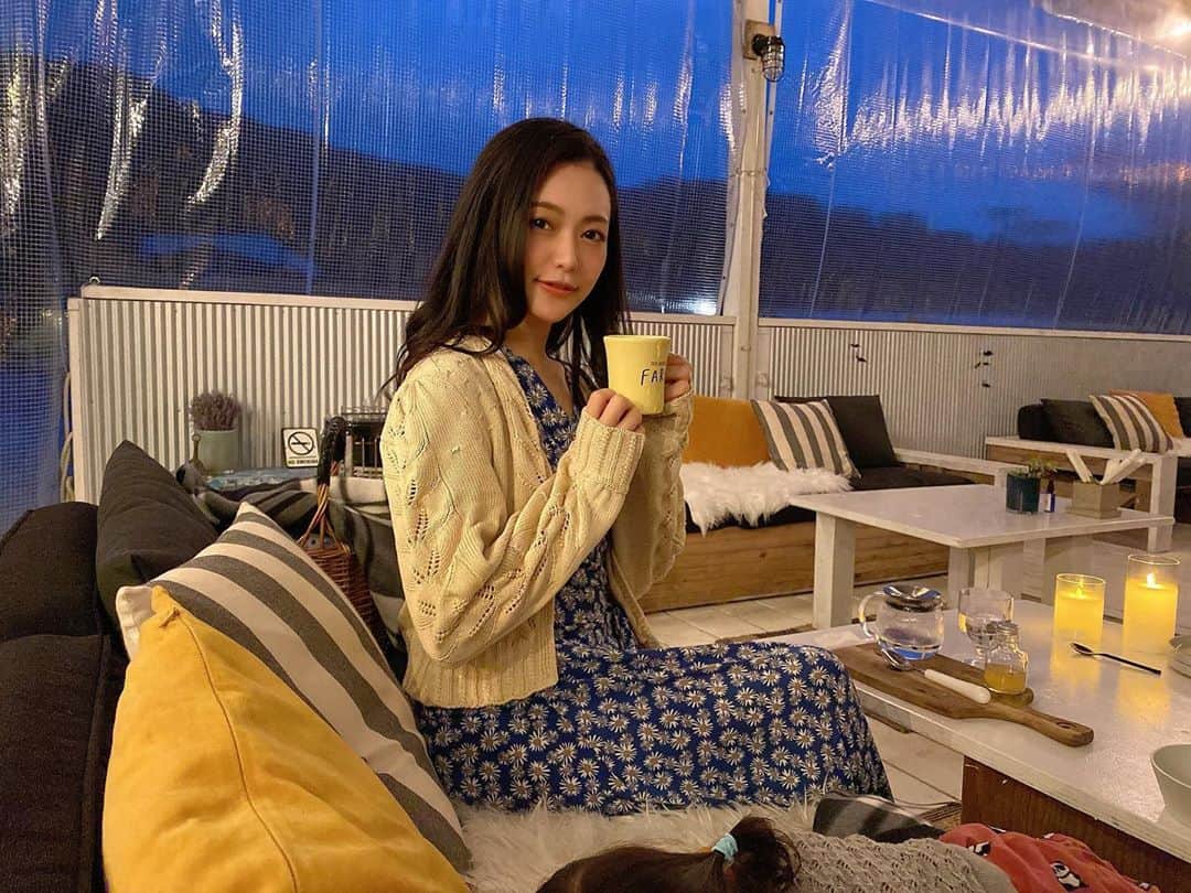 山口愛実のインスタグラム：「急にまた冷え込んで来ましたね🍁  みなさま暖かくしてお眠り下さいね😊  おやすみなさい⭐  #パパが撮る写真だいたいブレてるか私が半目」