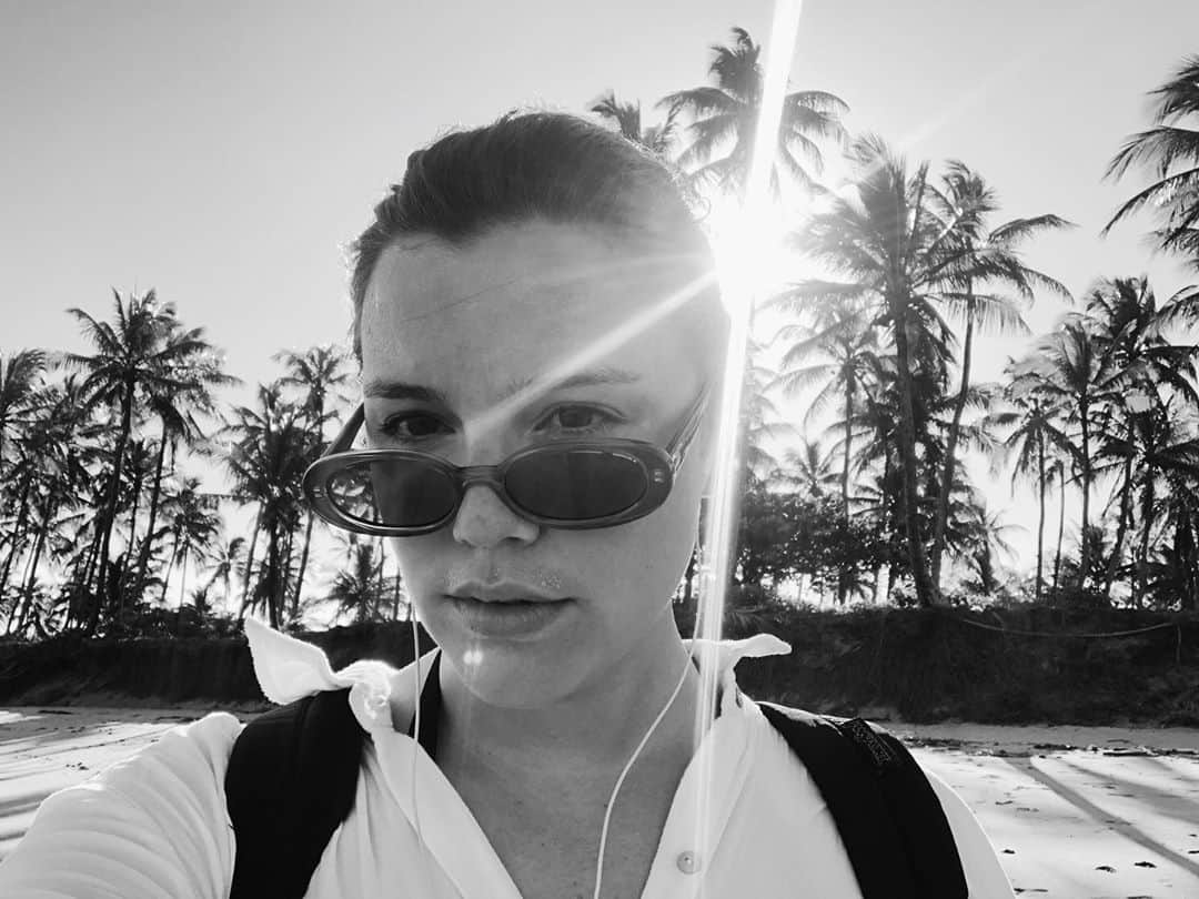 Alice Wegmannのインスタグラム：「com saudade de suar o bigode de protetor na bahia」
