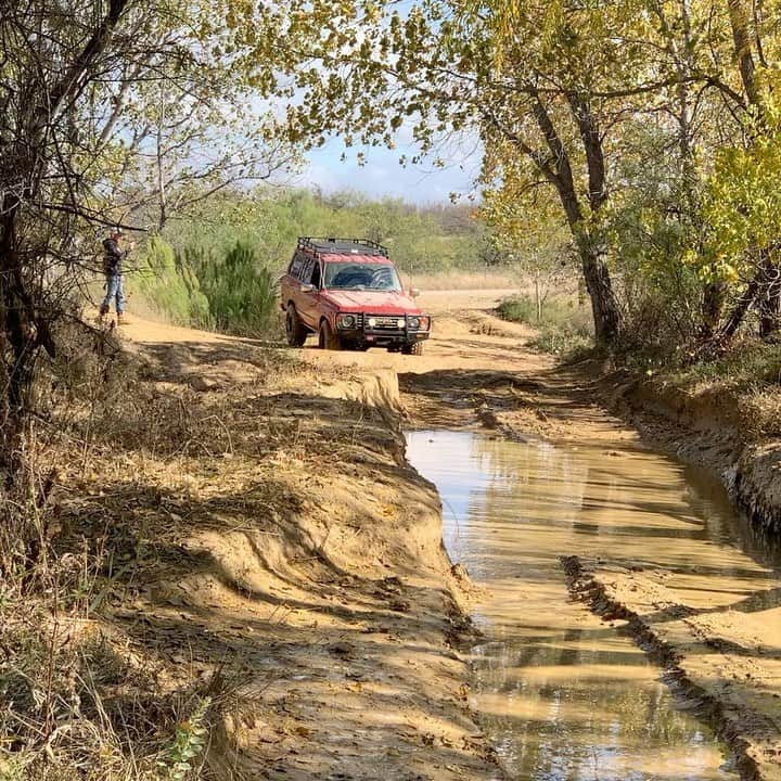 スティーブのインスタグラム：「Off-roading Toyota Land Cruiser FJ60 Vs Ford Raptor. Swipe right. Thanks @gallo24gtr for the footage」