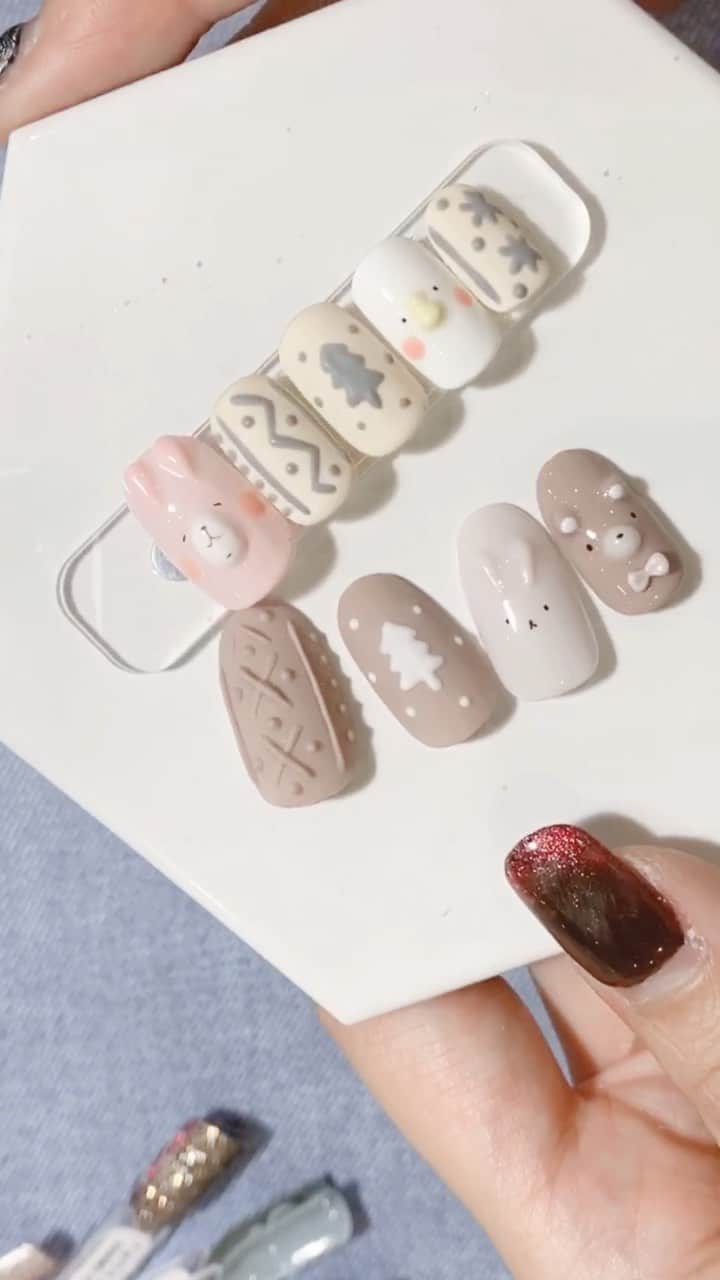 なかやまちえこのインスタグラム：「カラージェルとビジュージェルの混ぜ方編⠀ Color gel and bijou gel mixing.⠀ ⠀ PREGEL・Betty gel・きまぐれキャット・PREANFA・PREXY商品は、⠀ ⠀ ネイリストの方は↓ ⠀ プリモール @nail_premall ⠀ http://gelnailshop.com/ ⠀ ⠀ キャンディポケット @candypocket_official ⠀ http://www.beautysupport.jp/sm/script_main/shoptop.php ⠀ ⠀ セルフの方は↓ ⠀ ジョイアート @joyartofficial ⠀ http://joyart.biz/ ⠀ ⠀ にて購入頂けます☺️ ⠀ #nail #nails #nailart #ネイル #美甲 #ネイルアート  #japanesenailart #manucure #japanesenails #manicurist #gelnails #أظافر #네일아트 #미용 #vẽmóng #インスタライブ  #instagramlive @pregelofficial @bettygel_official @kimagure_cat_whim」