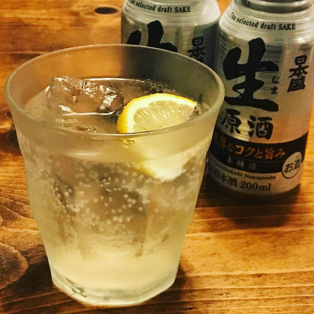 井手大介のインスタグラム：「#日本盛 #カクテル 試作品その3 「サケ・サワー」  日本酒メインでレモンと砂糖少々をシェイクして炭酸で割る。 レモンと日本酒の相性がとても良い。レモンの酸味の後ろに日本酒の甘味と香りが土台をしっかり作っている。炭酸がシュワっと爽やかで、どの季節も美味しく楽しめるカクテルだ。日本酒が苦手な人もこれは美味しく飲めるだろう。」