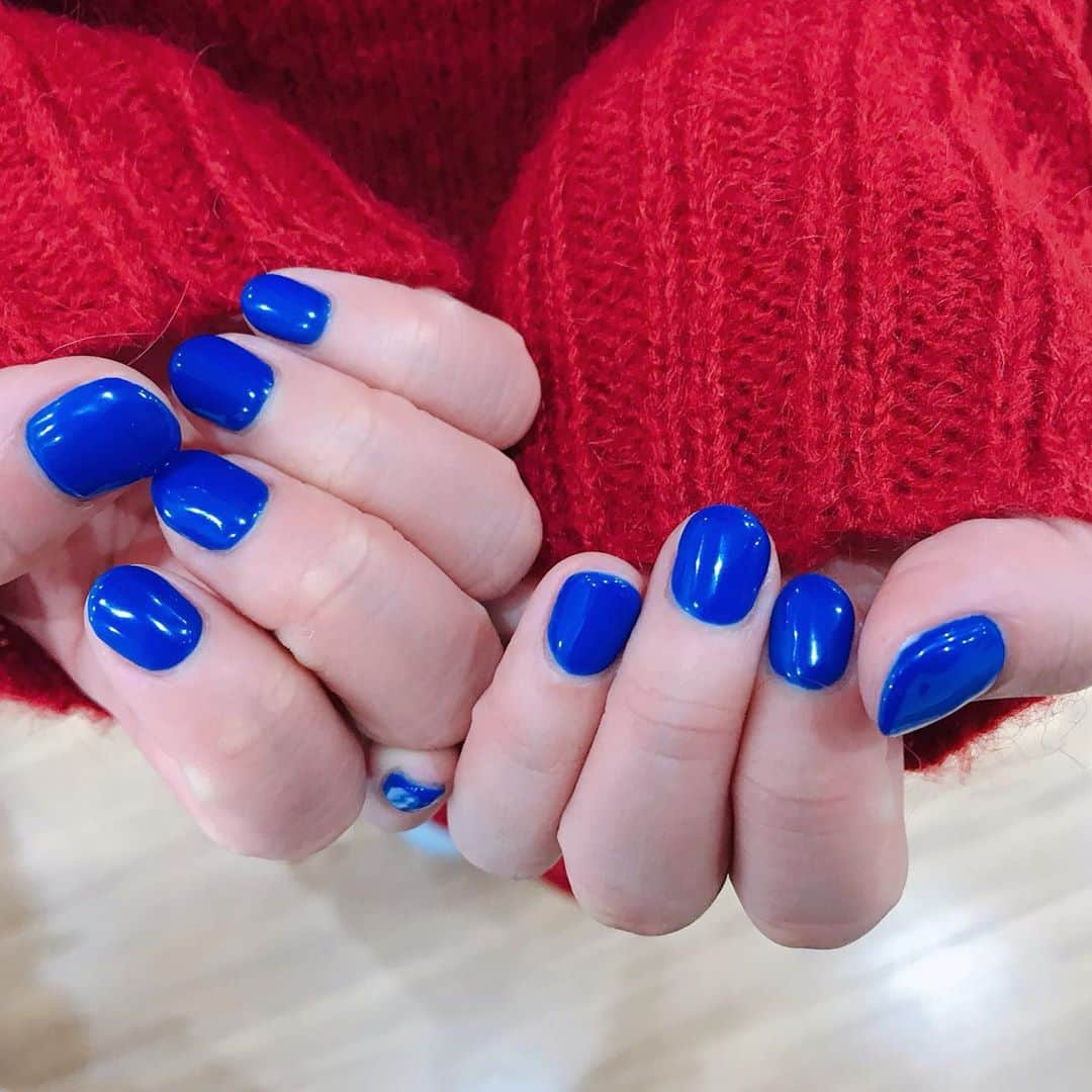なかやまちえこのインスタグラム：「赤と青が可愛い❤️⠀ ⠀ #nail #nails #nailart #ネイル #美甲 #ネイルアート  #japanesenailart #manucure #japanesenails #manicurist #gelnails #أظافر #네일아트 #미용 #vẽmóng #ワンカラーネイル #橋本愛奈 ちゃん」