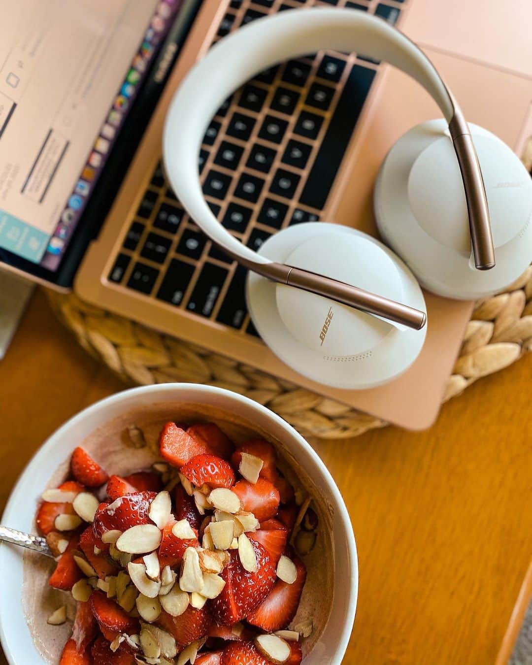 BOSEさんのインスタグラム写真 - (BOSEInstagram)「With a healthy breakfast and #BoseHeadphones 700, your to-do list doesn't stand a chance. 📸: @ohmypamela​​  Share your photo using #MyBose for your chance to be featured.​​」11月10日 23時42分 - bose