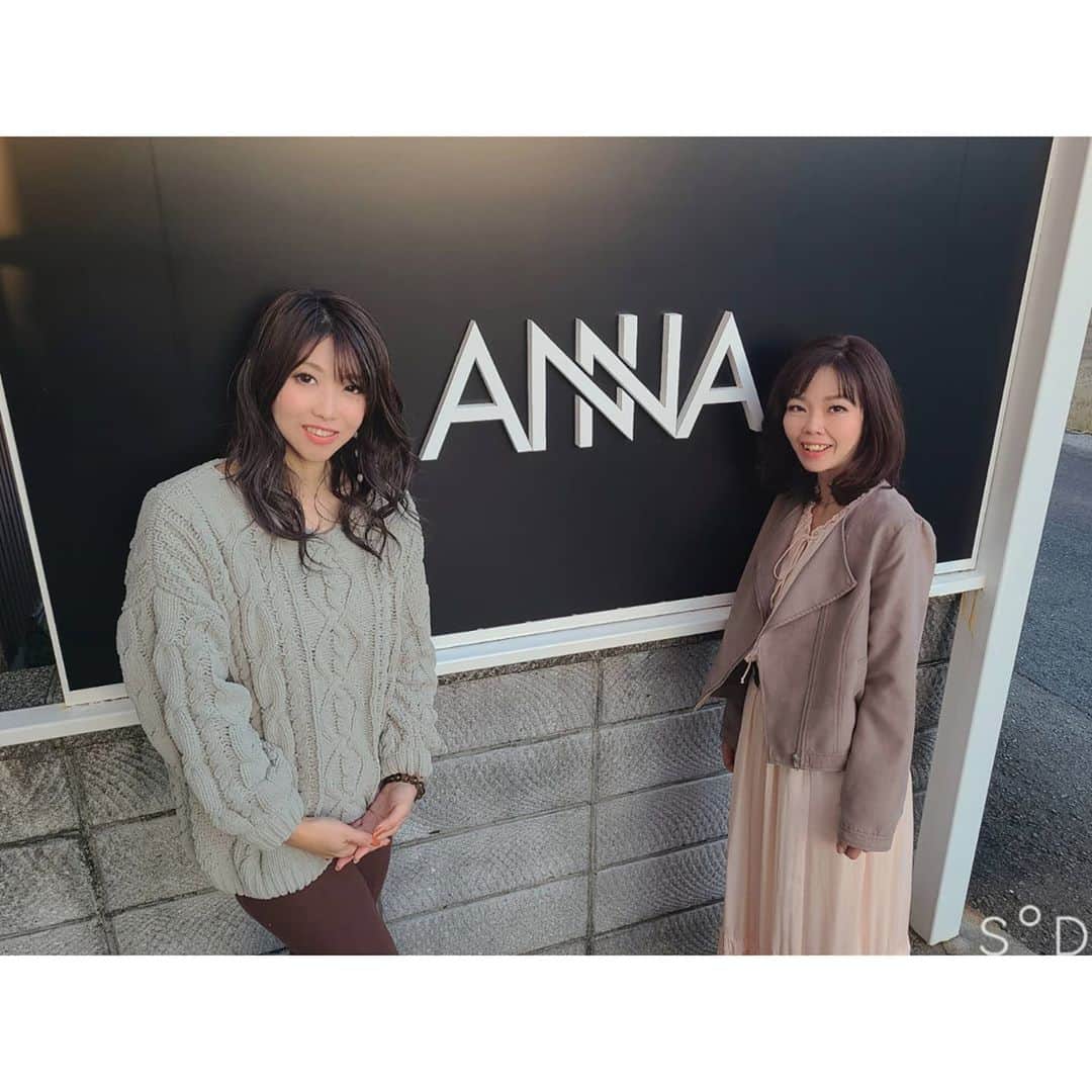 中村まきさんのインスタグラム写真 - (中村まきInstagram)「【みきの変身】実は今回、ヘアチェンジしたいと声かけてきたのはミキティ @arielsekai2_miki なんだよね。  どこかスッキリしたい。  気持ちを変えてくれる要素も、美容室にはある。私もこのタイミングだからこそ一緒に✨  ふたりしていい感じになりました🎵 ミキティのヘアチェンジも見てね。  カラー材は同じく#アディクシーカラー #スモーキートパーズです💖 光に当たると透明感の出る美しい色合い💖 ミキティすごく、可愛かった✨  ＝＝＝＝＝＝＝＝ ■ご相談・公式LINE＞ プロフィール @buchimaki_1121 から公式LINEまたは、DMからお気軽に！ ――――――――――――﻿  #経営者 #フリーランス #自営業 #中小企業 を対象としたブランド価値を高めて広告費をかけず、 売上を伸ばし顧客獲得を目指す経営コンサルプロデュース。﻿ 　※詳細はプロフィールURLから！ ﻿ ――――――――――――﻿ ﻿． #集客#ブランディング #宮崎サロン#ダイエット #福岡#インフルエンサー #SNS集客#社長#宮崎美容室#引き寄せ#マーケティング#潜在意識#地方#美容室#痩身#美容サロン#Instagram#パン好き#宮崎#コンサルティング #ヘアチェンジ」11月10日 23時52分 - buchimaki_1121