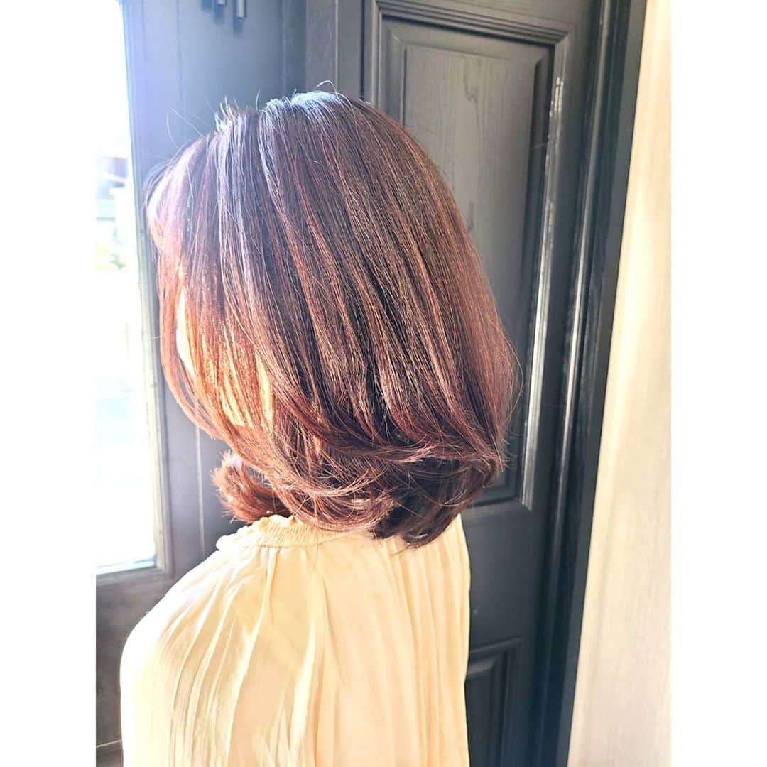 中村まきさんのインスタグラム写真 - (中村まきInstagram)「【みきの変身】実は今回、ヘアチェンジしたいと声かけてきたのはミキティ @arielsekai2_miki なんだよね。  どこかスッキリしたい。  気持ちを変えてくれる要素も、美容室にはある。私もこのタイミングだからこそ一緒に✨  ふたりしていい感じになりました🎵 ミキティのヘアチェンジも見てね。  カラー材は同じく#アディクシーカラー #スモーキートパーズです💖 光に当たると透明感の出る美しい色合い💖 ミキティすごく、可愛かった✨  ＝＝＝＝＝＝＝＝ ■ご相談・公式LINE＞ プロフィール @buchimaki_1121 から公式LINEまたは、DMからお気軽に！ ――――――――――――﻿  #経営者 #フリーランス #自営業 #中小企業 を対象としたブランド価値を高めて広告費をかけず、 売上を伸ばし顧客獲得を目指す経営コンサルプロデュース。﻿ 　※詳細はプロフィールURLから！ ﻿ ――――――――――――﻿ ﻿． #集客#ブランディング #宮崎サロン#ダイエット #福岡#インフルエンサー #SNS集客#社長#宮崎美容室#引き寄せ#マーケティング#潜在意識#地方#美容室#痩身#美容サロン#Instagram#パン好き#宮崎#コンサルティング #ヘアチェンジ」11月10日 23時52分 - buchimaki_1121