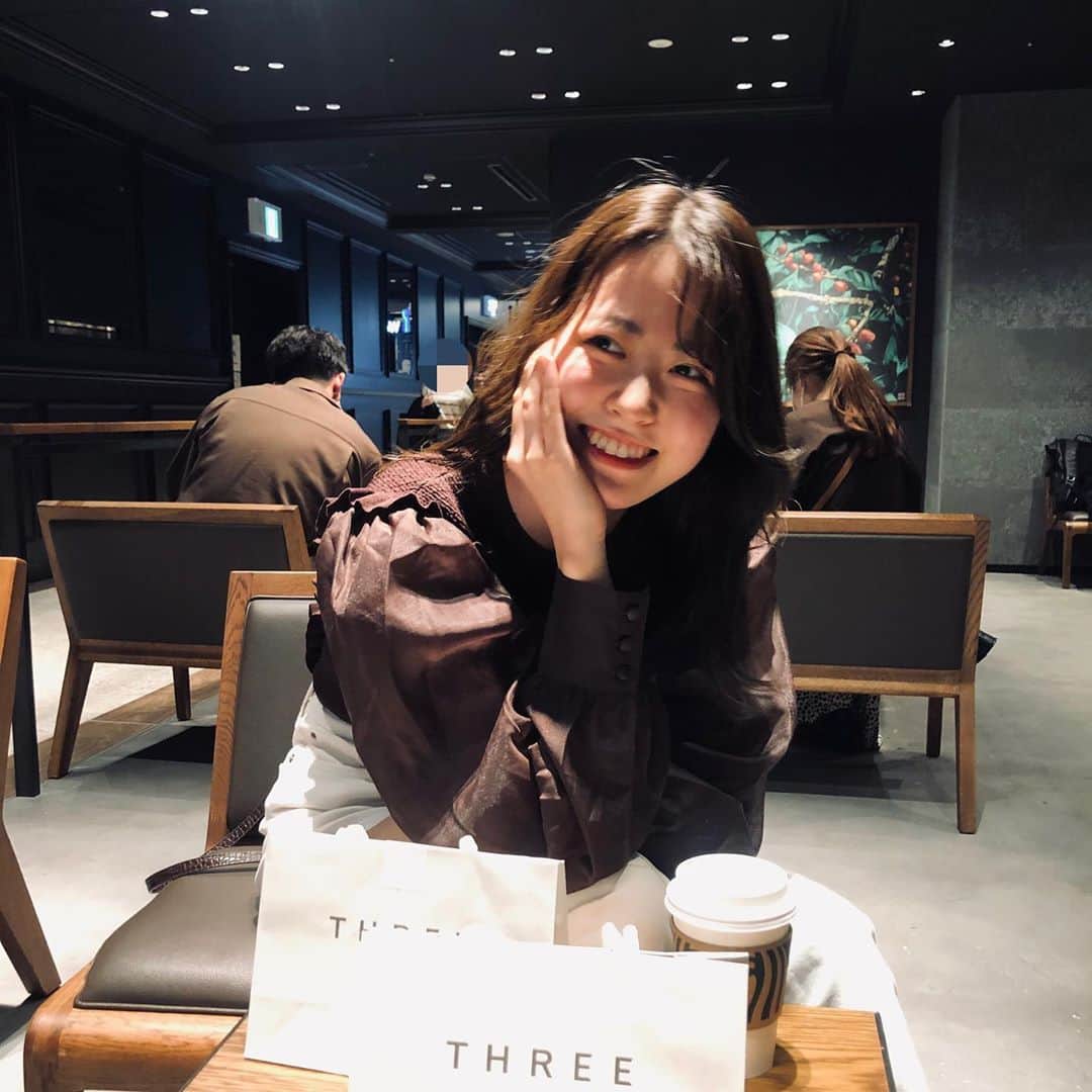 関根真優のインスタグラム：「こんばんは☕️  スターバックス大好きなのでよく行くんですが最近は寒いのでホットばっかり飲んでます✨（と言いつつアイスもたくさん飲みます😂 体にいいかなと思ってソイ変更にしてみたり、シロップを変えてみたり色々カスタマイズできるのが楽しいです💚  それからフードも最高ですよね！キッシュとチーズケーキは安定です🤤 最近だとスイートポテトシフォンも美味しかったな、、🍠  今日はちょっと好きなものについて語ってみました笑  ファイナルイベント予約まだされてない方は、ぜひぜひハイライトに載せてますので予約お願いします☺️✨  皆さんいつも応援ありがとうございます🍀  #ミスキャンパス同志社女子2020 #ミスキャン#同女#スターバックス#starbucks #スタバ#ユースベリー変更のゆずシトラス #パウダー多めオールミルクの抹茶ティーラテ#アーモンドミルクのキャラメルマキアート#ソイのホワイトモカ#スタバ大好きですいつもありがとうございます🧜‍♀️☕️」