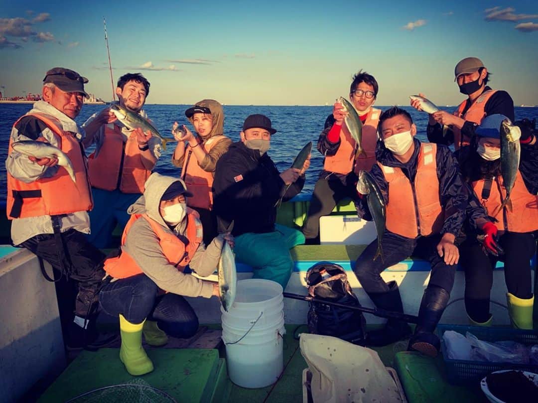 のインスタグラム：「魚金釣り部。 お休みが合うメンバーで、先日釣りに行ってまいりました。🐟 なんと全員、"イナダ"を捕獲！ さすが魚金スタッフです。 また暖かくなったら行きたいなぁ。 #魚金 #魚金釣り部 #イナダ #捕獲 #釣り #🐟 #部とはいえ初参加だったのは内緒の話です」