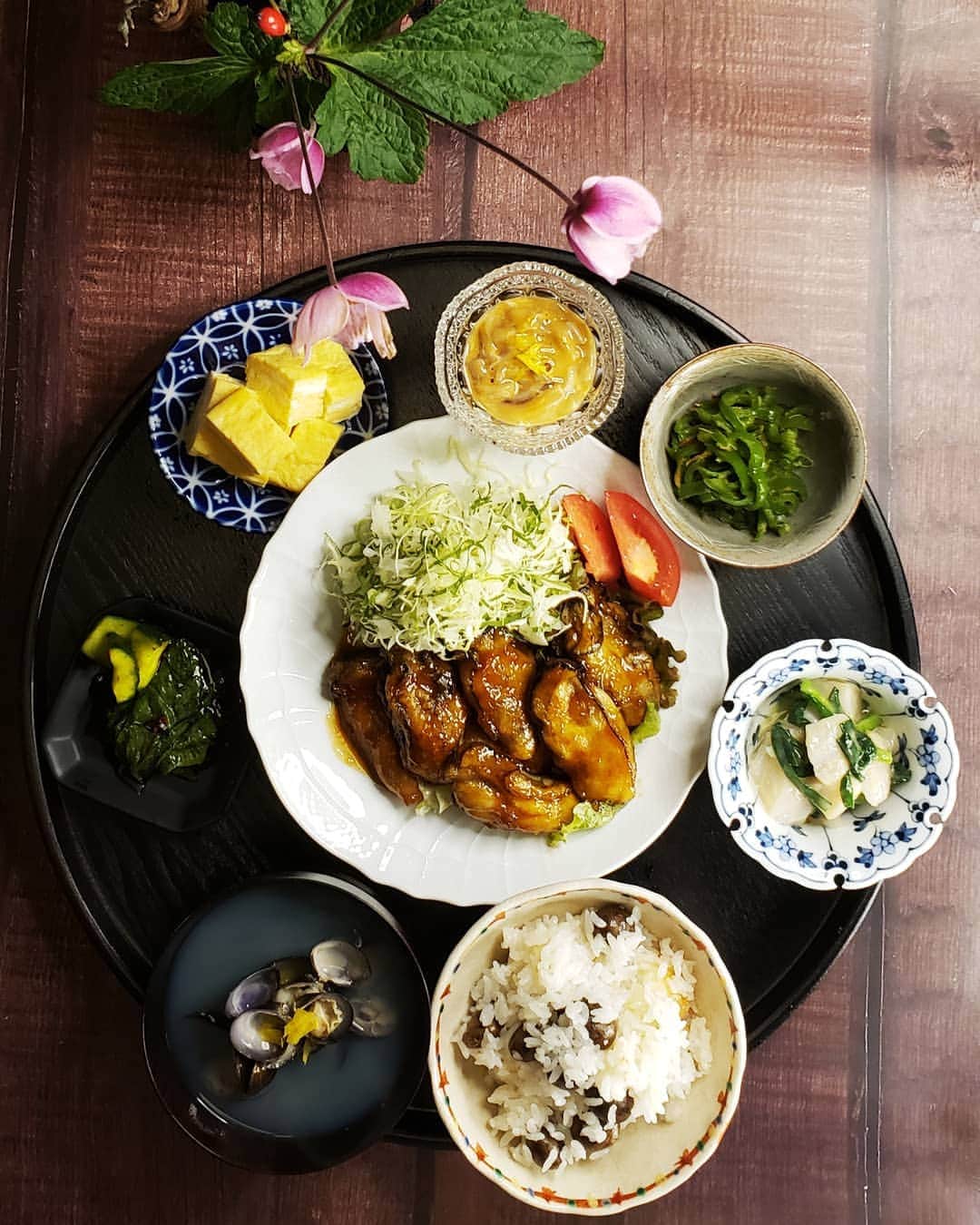 のインスタグラム：「牡蛎のオイスターソース炒めAセット  外食が続いていたので 肝臓をいたわる ほっこり定食  牡蛎は片栗粉をまぶしてカリっと焼いてオイスターソース、りんご酢、味醂、紹興酒→全て同料、蜂蜜、醤油少々を混ぜて絡める  #牡蛎のオイスターソース炒め ネギを切っておいたのに入れ忘れました  #むかごごはん  むかご(山芋の葉の脇芽 新陳代謝や細胞の増殖機能を促進する作用があり、老化防止や肌の若さを保つ)  #ホタテとネギの酢味噌あえ #桜エビとピーマンとろ火調理 #しその漬物 #きゅうり水キムチ #湯河原お土産の塩辛 #宍道湖のしじみ #ぷるぷる出汁巻き #しそキャベツ #志保定食 #大河内志保」