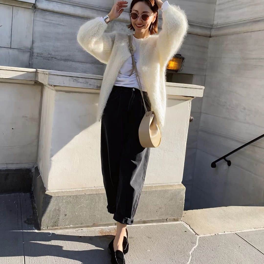 のインスタグラム：「最近ポカポカ陽気でアウターいらず🌾 cardigan... @vrang_forestillinger  shirts... @pixiemarket  pants... @hm  shoes,bag,sunglasses... @therow」