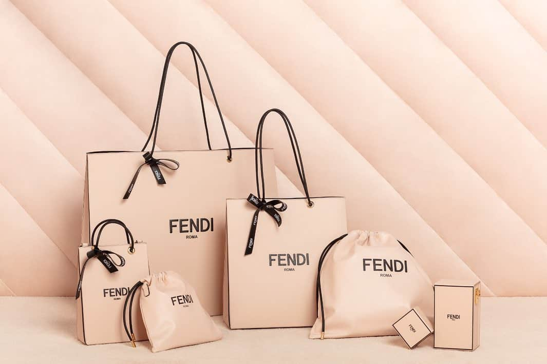 Fendiさんのインスタグラム写真 - (FendiInstagram)「Playfully named the #Fendi Pack – meet the #FendiFW20 wow accessory that draws inspiration from the brand’s luxurious packaging. Available in two seasonal colorways, find them all at Fendi.com.」11月11日 0時01分 - fendi