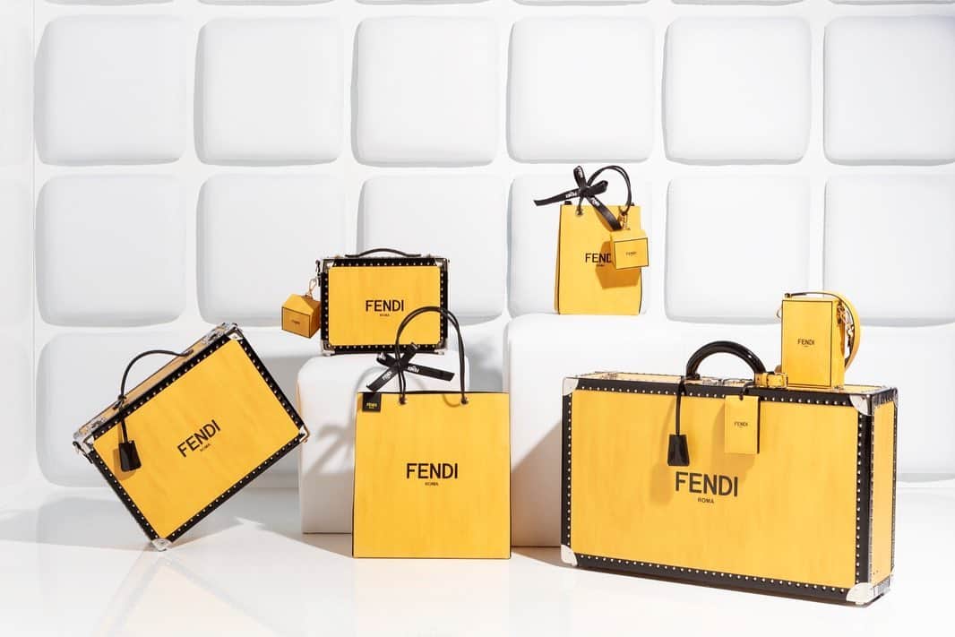 Fendiさんのインスタグラム写真 - (FendiInstagram)「Playfully named the #Fendi Pack – meet the #FendiFW20 wow accessory that draws inspiration from the brand’s luxurious packaging. Available in two seasonal colorways, find them all at Fendi.com.」11月11日 0時01分 - fendi