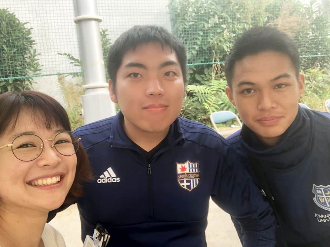 のインスタグラム：「先日嬉しい再会がありました☺️  全国高校サッカー選手権準々決勝の取材中に挨拶に来てくださったお2人。実は、4年前の広島皆実選手権優勝メンバー！！エースの藤井くんと応援団長の植野くんです👏今は大学4年生で、母校で教育実習に励んでいました。  久しぶりにお会いできて、懐かしい気持ちでいっぱい！夢に向かって努力している2人の表情は凛々しくとてもカッコ良かったです✨ 高校サッカー取材は今年で5年目。取材でお世話になった高校生の成長した姿を見られる、なんて幸せなんだろう。続けているとこんな嬉しいことがあるんですね！  取材を通して生まれるご縁をこれからも大切に、感謝しながら今年も高校サッカー取材に臨みます。  #全国高校サッカー選手権大会 #キタゼ選手権 #広島皆実 #今週決勝」