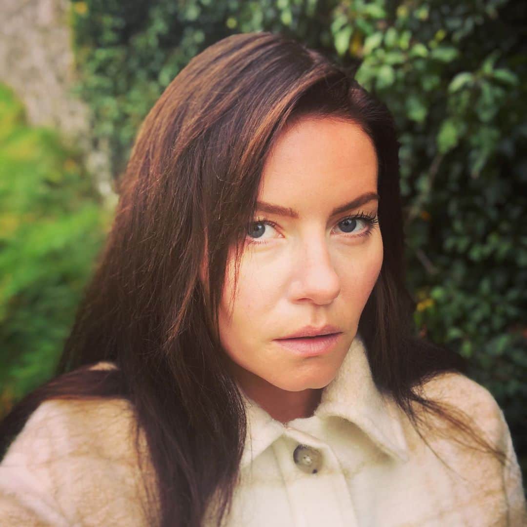 エリシャ・カスバートのインスタグラム：「Irish walks, folklores, it’s all very mysterious. ☘️」