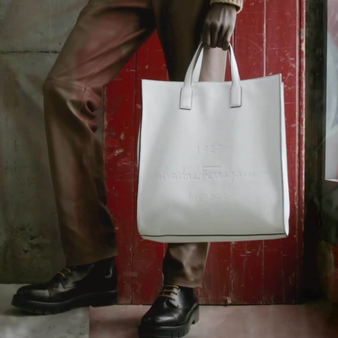 サルヴァトーレ・フェラガモのインスタグラム：「Supple and sophisticated, the meticulously crafted 1927 sailor bag is the perfect counterpoint to the season’s variegated vibrance. #FerragamoAW20」