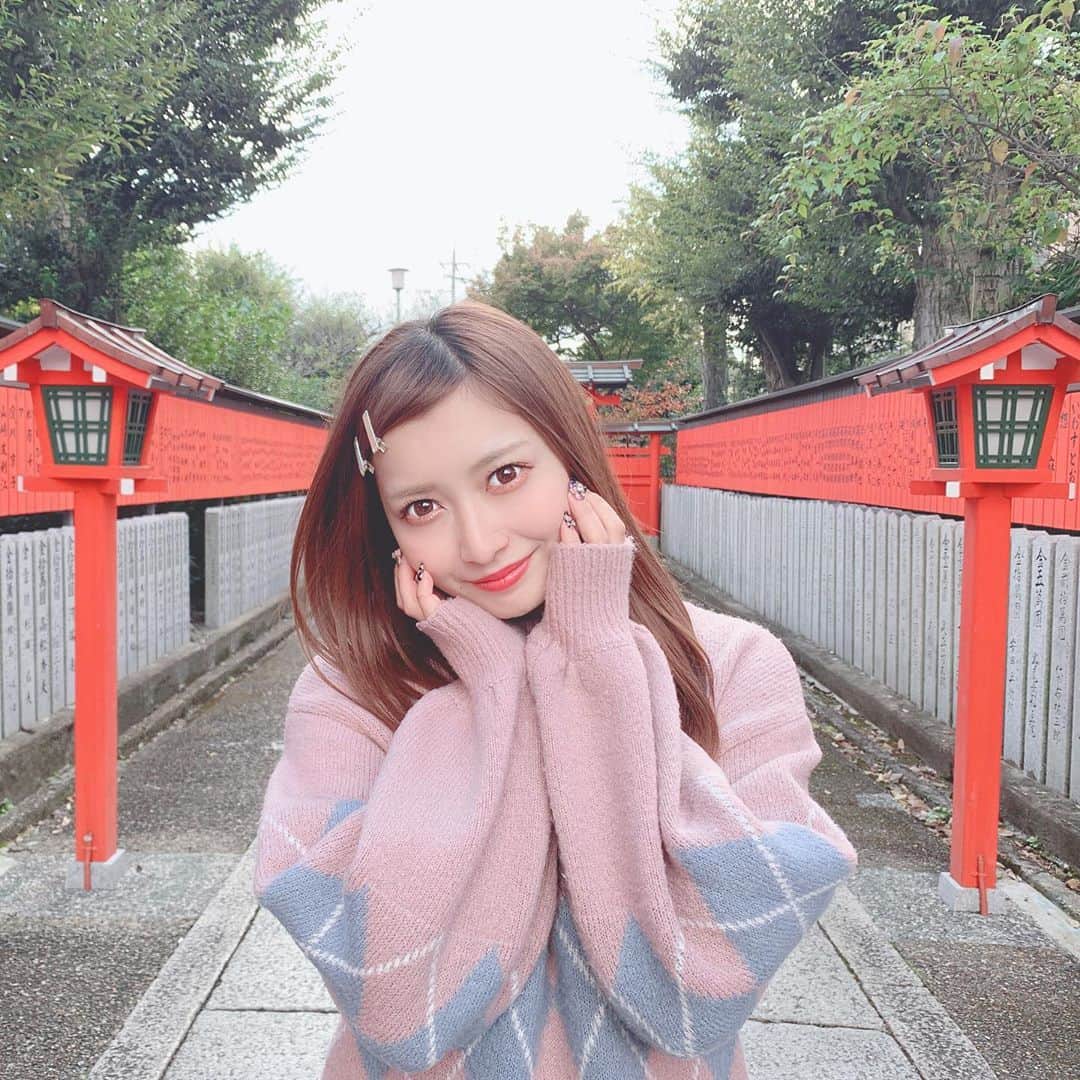 太田里織菜のインスタグラム：「. . おやぷに♡ . . #らぶどる #京都 #京都観光 #車折神社 #車折神社⛩ #京都観光スポット #京都観光 #京都芸能神社」