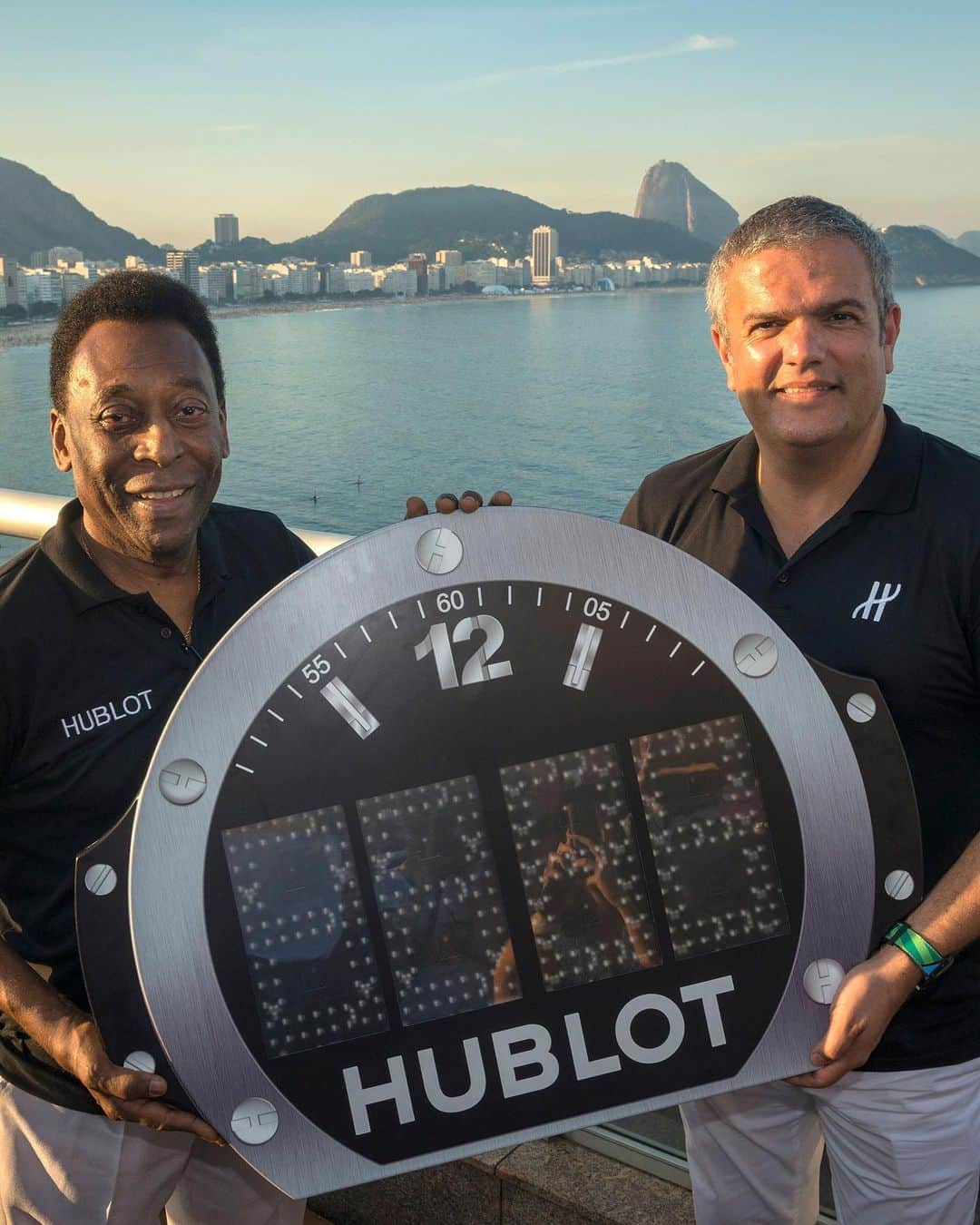 ウブロさんのインスタグラム写真 - (ウブロInstagram)「#TimeToReflect. In #Brazil, the 2014 FIFA World Cup™ ticked to Hublot time for an entire month. Between June 12th and July 13th of 2014 the brand welcomed guests in a privatized hotel on Copacabana Beach, the "Hublot Palace". @ricardoguadalupe @pele」11月11日 0時04分 - hublot