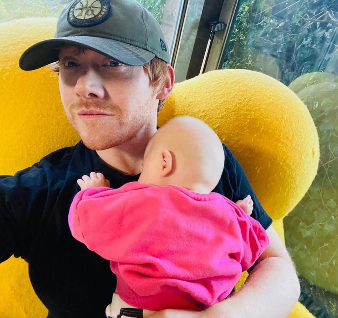 ルパート・グリントのインスタグラム：「Hey Instagram....only 10 years late, but here I am. Grint on the Gram! Here to introduce you all to Wednesday G. Grint. Stay safe, Rupert」