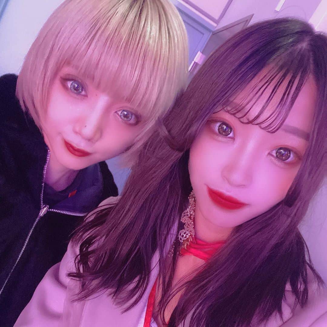 のインスタグラム：「あやなりコンビですぅ！！！！💛🎀 #idol #japanesegirl #influencer  #instablackandwhite #followｍe #神薙ラビッツ #セミロング #金髪ショート #派手髪 #アイドル #撮影 #セルフィー」