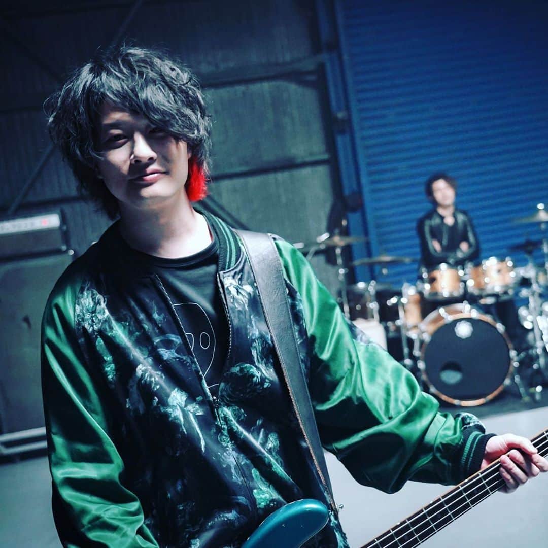 磯部寛之のインスタグラム：「Our new single Beast, out today. Hiro ニューシングルBeast、本日発売。ひろ #alexandros #newsingle #beast #ドクターデスの遺産」