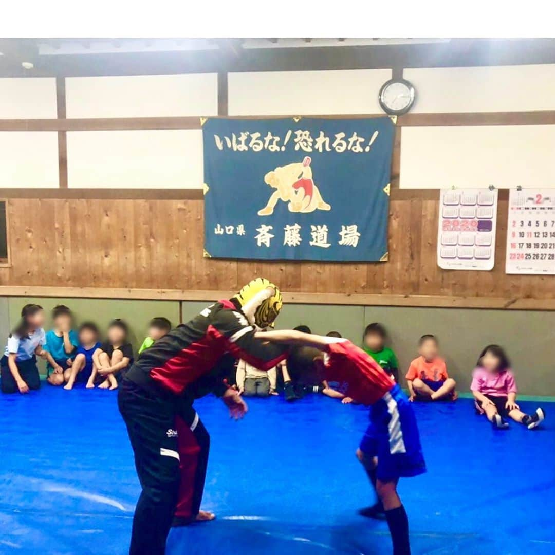 タイガーマスクさんのインスタグラム写真 - (タイガーマスクInstagram)「今年の2月、山口県柳井市に行った時に、レスリング斎藤道場で子供達と一緒に練習を‼️ 未来のオリンピック選手、レスラーは生まれるかな？😊 #タイガーマスク #tigermask #njpw #山口県 #柳井市 #レスリング道場 #斉藤道場」11月11日 0時20分 - tigermask.njpw_official