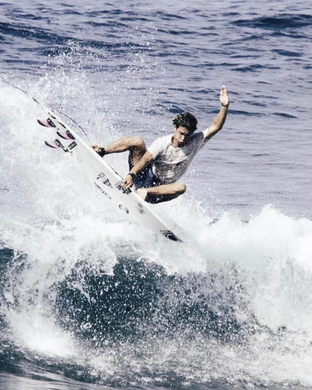 山中海輝さんのインスタグラム写真 - (山中海輝Instagram)「I can't believe It's already been 10years since I became a professional surfer. Thank you everyone who's been apart of this journey!! I'll keep running and chasing my dreams.  10年前の今日、プロサーファーになりました。 たとえ大きな夢でも強く願い、血が滲むような努力をすれば叶うと知った日でもありました。  あの頃と変わったことはたくさんありますが、何があってもこの10年変わらなかったことは"サーフィンが大好き"ということです。  もしサーフィンに出会ってなかったら？とそんな人生を考えるだけで怖くなるほど僕にとって今サーフィンは自分の全てです。  自分にサーフィンを与えてくれた両親、自分を育ててくれた方々、スポンサーの方々いつもありがとうございます。  子供の時自分がプロサーファーを見て憧れたように。自分も誰かから憧れられるような人であれるように。これからも自分らしく突き進んでいきたいと思います。」11月11日 0時22分 - kaikiyamanaka