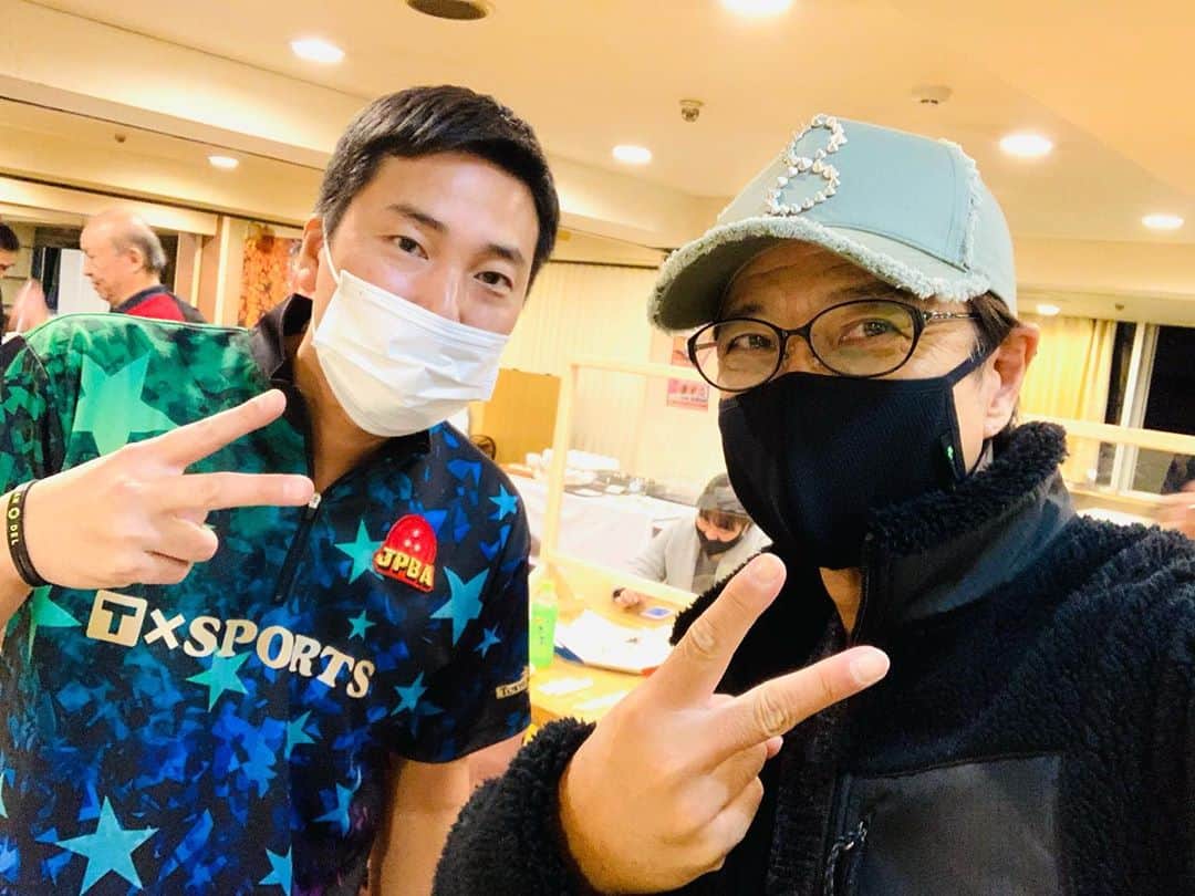 黒田アーサーのインスタグラム：「東京ポートボウル火曜日リーグ！今シーズン戸井プロと同チームで優勝🏆しました😉👍今日の最終試合で優勝を決めました‼️戸井Ｐやったね！😊✌️ #東京ポートボウル #火曜リーグ #戸井健太郎プロ  #チーム優勝🏆  #最後まで激戦  #公式アンバサダー #黒田アーサー」