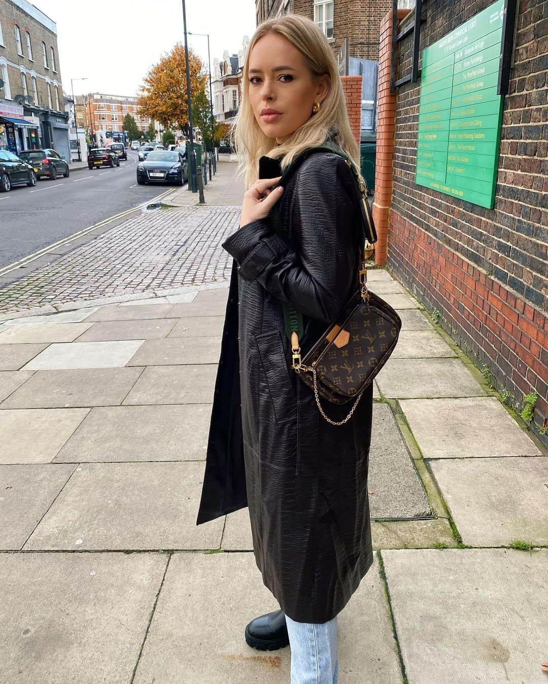 タニヤ・バーさんのインスタグラム写真 - (タニヤ・バーInstagram)「looking a bit moody but actually just made apple crumble and am quite happy about it 😁」11月11日 0時25分 - tanyaburr