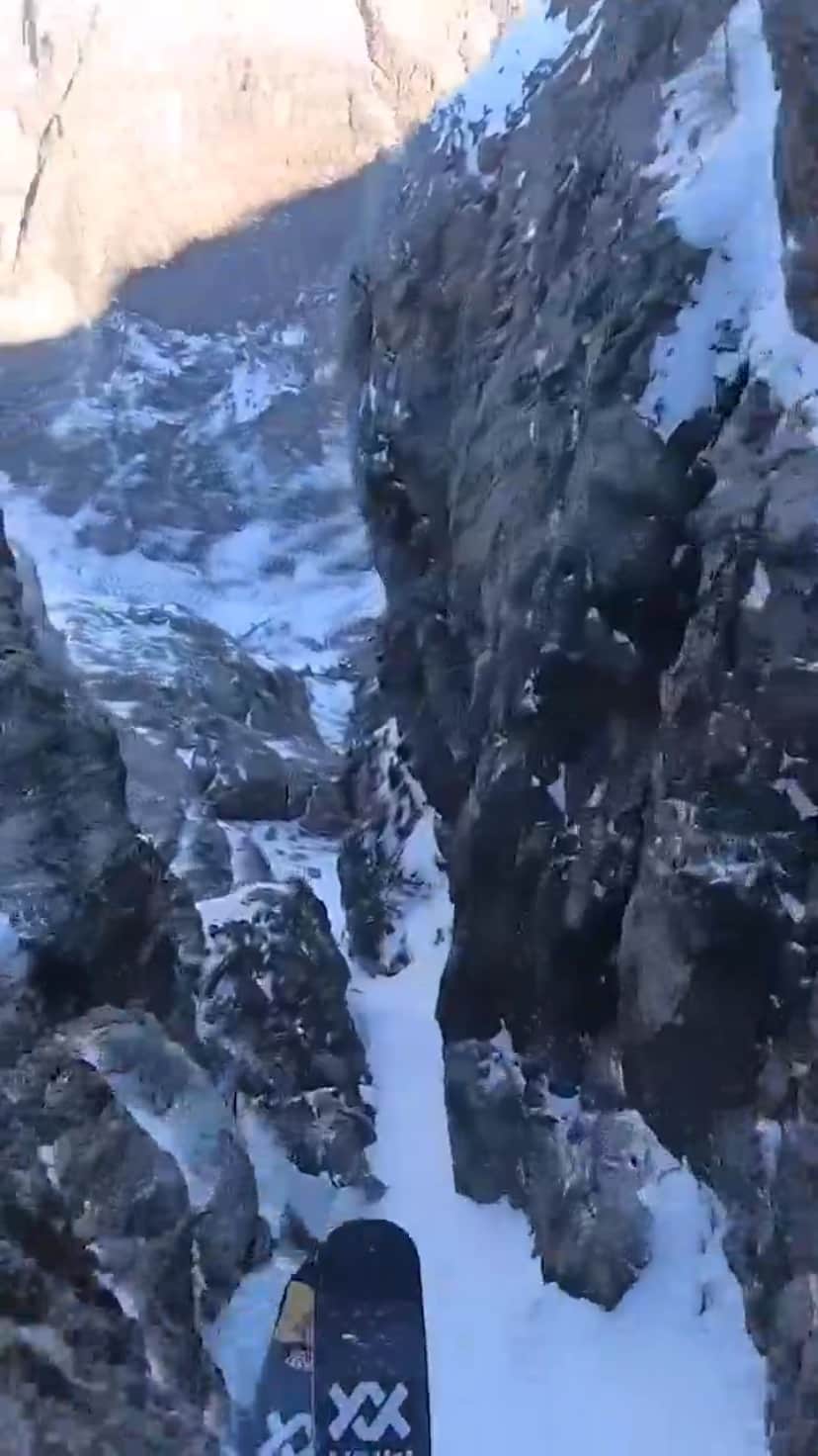 レッドブルのインスタグラム：「did anyone else move their head as if they're controlling it? 😂 🚀 w/ @valentindelluc #redbull #givesyouwiiings #mountains #skiing #parachute」
