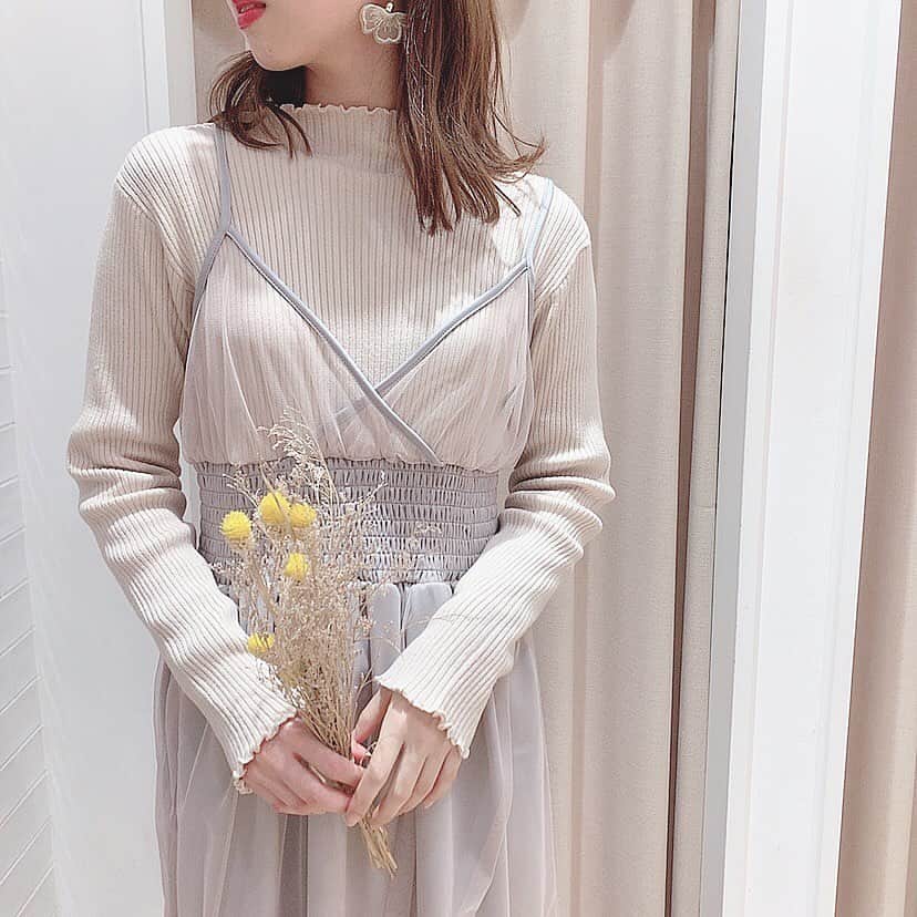 吉原奈緒花のインスタグラム：「. . . 徐々に寒くなってきた😌💙 秋冬服、たくさん。  この服のカラー特に好きな感じ。  #マジェスティックレゴン　#マジェ　#ファッション　#ニット #チュール　#ワンピース　#majesticlegon #fashion #camera #knit」