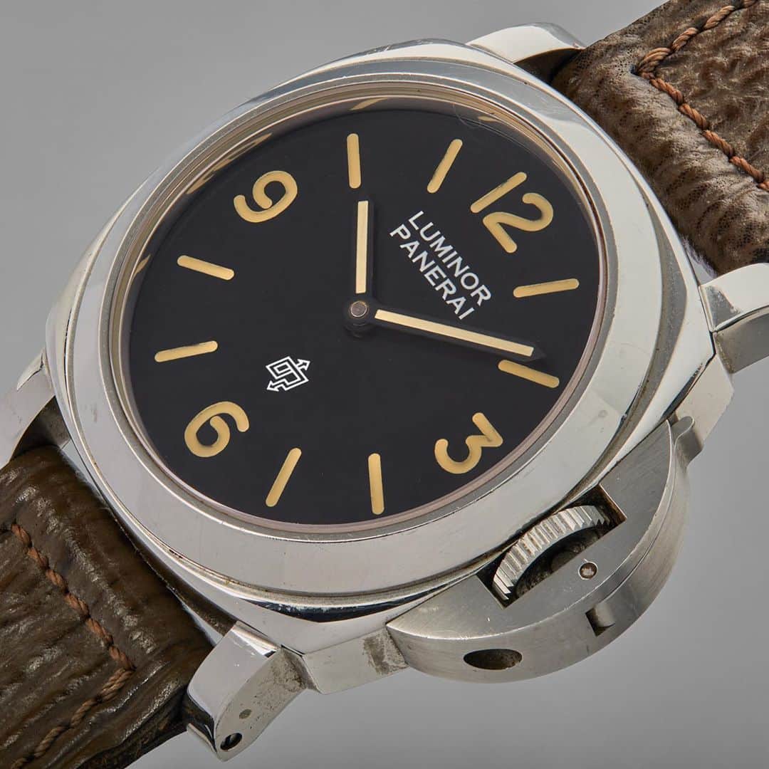 パネライのインスタグラム：「HISTORY WILL BE MADE - Read!  Joining the PAM1700 I showed yesterday at the Phillips Auction this coming December is a piece that is pretty pivotal in the History of the brand. This Panerai PAM 5218-201A is no ordinary Pre-Vendome Panerai, it is probably the most important pieces to actually make it to auction.   This is the actual time piece that started Sylvester Stallone’s passion for the brand as well as the watch that he wore in the “Daylight” movie. He loved it so much he never removed it during the entire filming of the movie. It has been generally credited for the launching of the brand to where it is now and inspiring a trend of bold and larger watches.   Stallone brought this piece back to the states with him and shared the watch with many friends and celebrities like Arnold Schwarzenegger who followed suit and embraced the brand. Within a very short time Panerai got more and more global recognition and as a direct result the US market opened widely and some would say a “star” was born.   The watch is being auctioned off in the exact way it was first purchased by Stallone. The unpolished 5218-201A case is on the original sharskin strap, along with its original mahogany box, two additional Panerai Pre-Vendome straps with sewn in buckles, and its original brass screwdriver.   Along with the watch comes with a handwritten letter personally signed by Mr. Stallone on his private stationary describing the watch along with an original 1996 studio issued-lobby card from the film also signed by Sly.   I wonder if we ever see this watch again after the auction or if it will become a safe queen.」