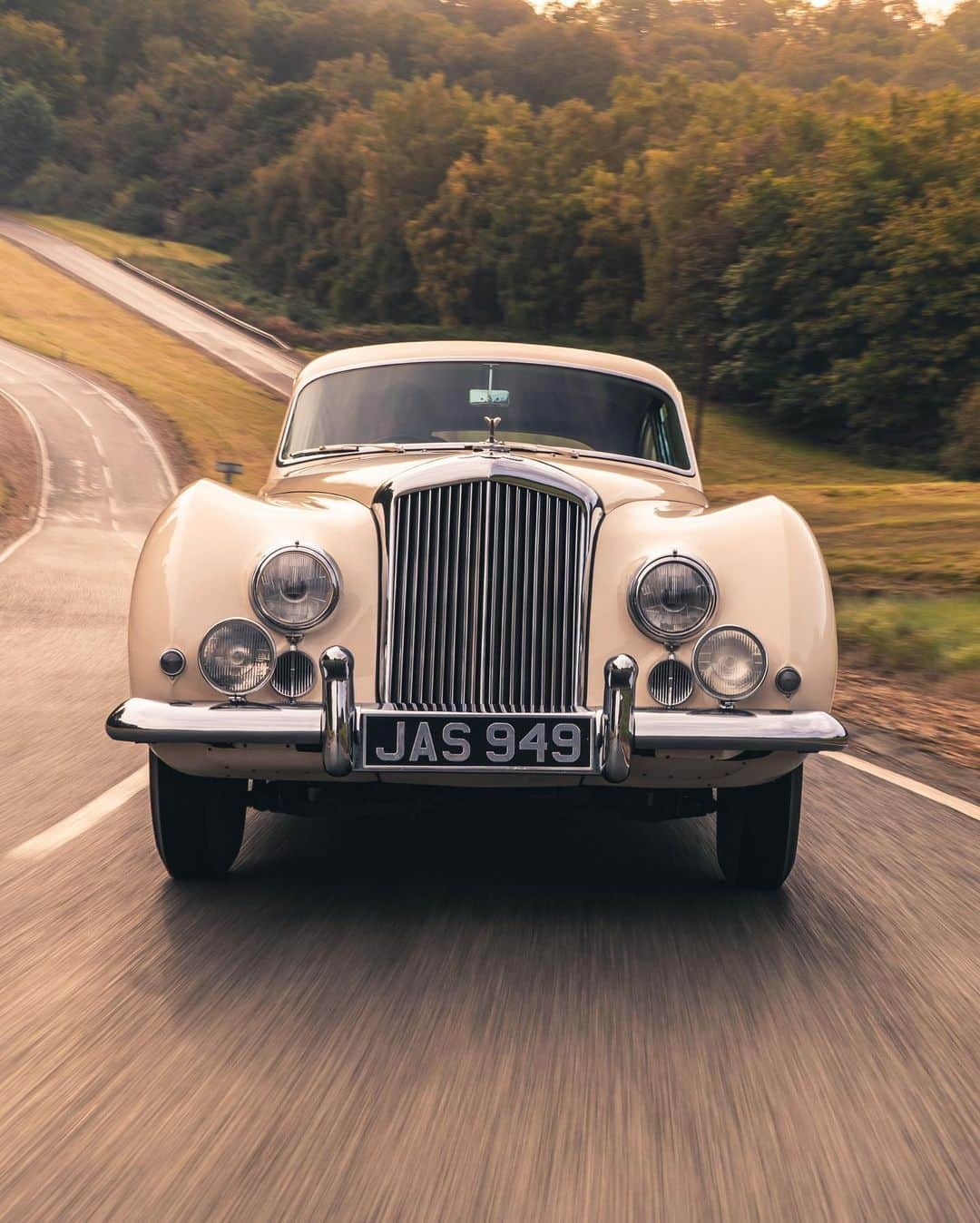 ベントレーさんのインスタグラム写真 - (ベントレーInstagram)「A #Bentley badge holds a story that other cars wish they could tell. The R-Type #Continental. _ #BentleyHeritage」11月11日 0時40分 - bentleymotors