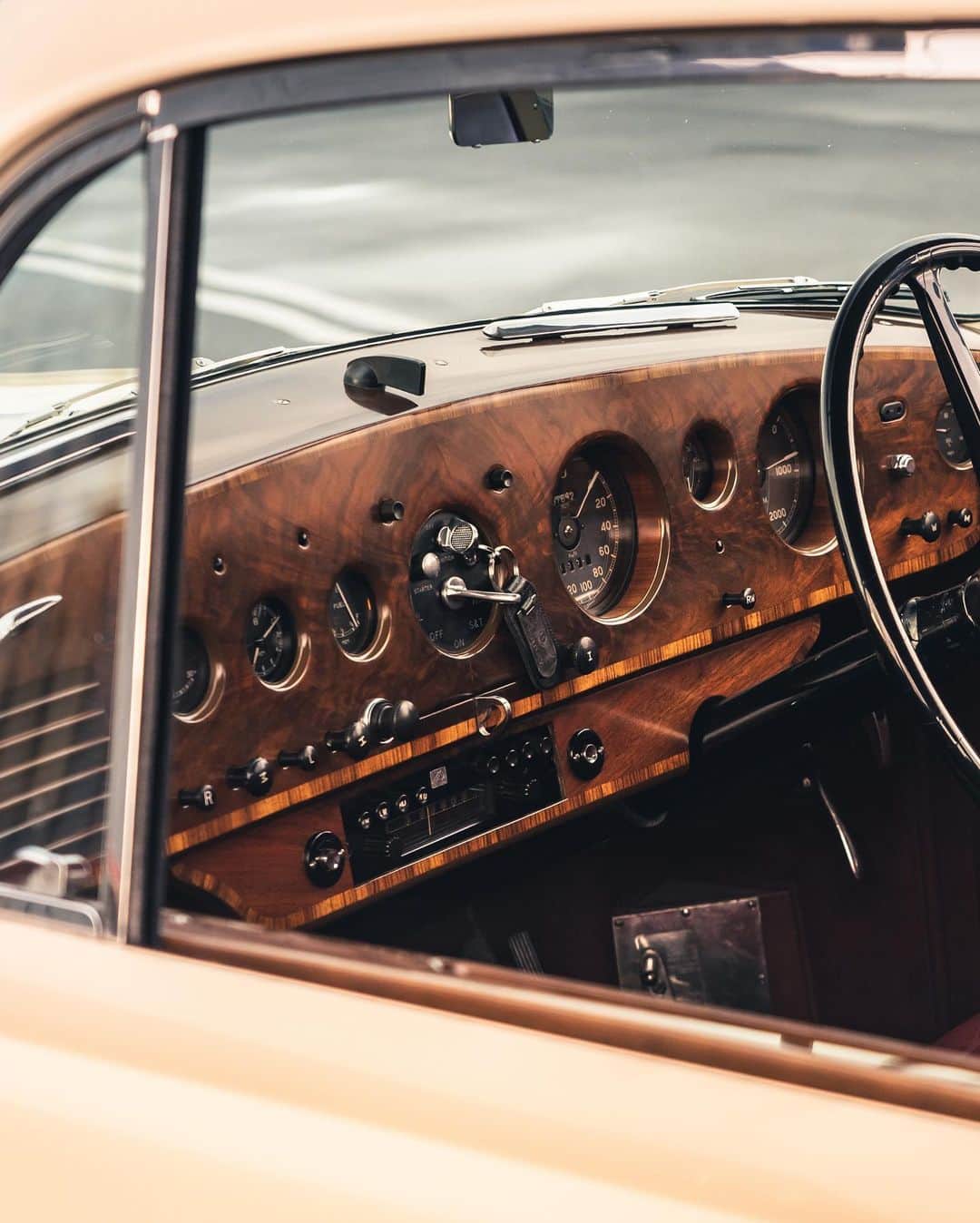 ベントレーさんのインスタグラム写真 - (ベントレーInstagram)「A #Bentley badge holds a story that other cars wish they could tell. The R-Type #Continental. _ #BentleyHeritage」11月11日 0時40分 - bentleymotors