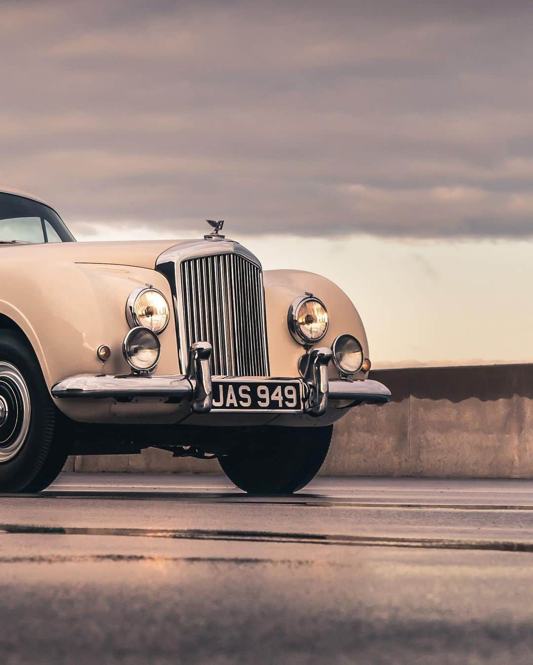 ベントレーさんのインスタグラム写真 - (ベントレーInstagram)「A #Bentley badge holds a story that other cars wish they could tell. The R-Type #Continental. _ #BentleyHeritage」11月11日 0時40分 - bentleymotors