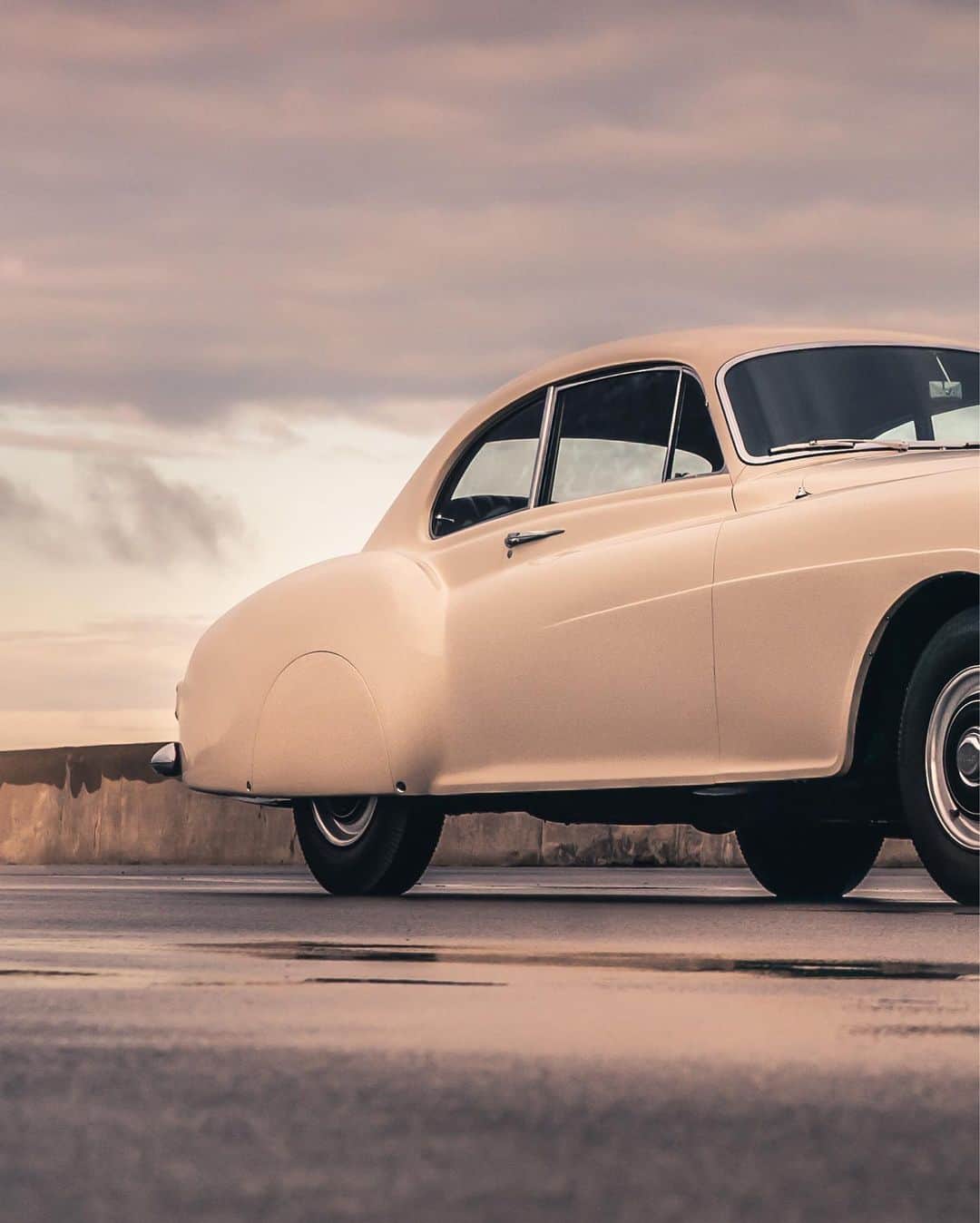 ベントレーさんのインスタグラム写真 - (ベントレーInstagram)「A #Bentley badge holds a story that other cars wish they could tell. The R-Type #Continental. _ #BentleyHeritage」11月11日 0時40分 - bentleymotors