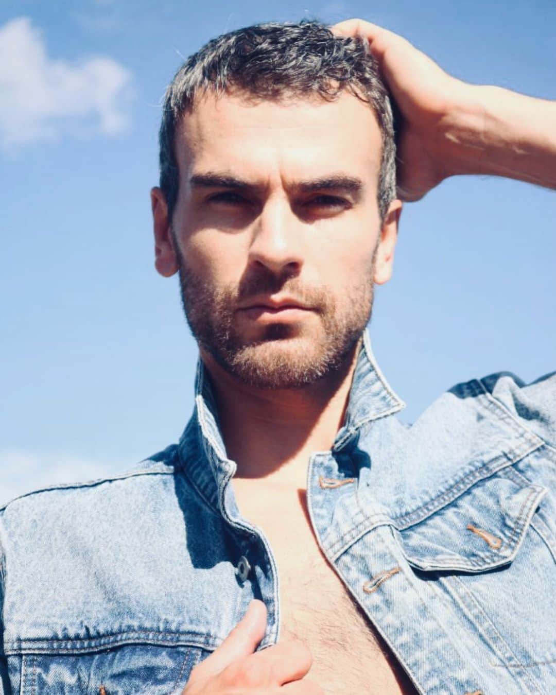 のインスタグラム：「Enjoying the November sun. (Since when does that happen?) 🌞  📸 - @frankbegin   #denim #denimjacket #bluesky #photoshoot #malemodel #gay #lgbt #summervibes」