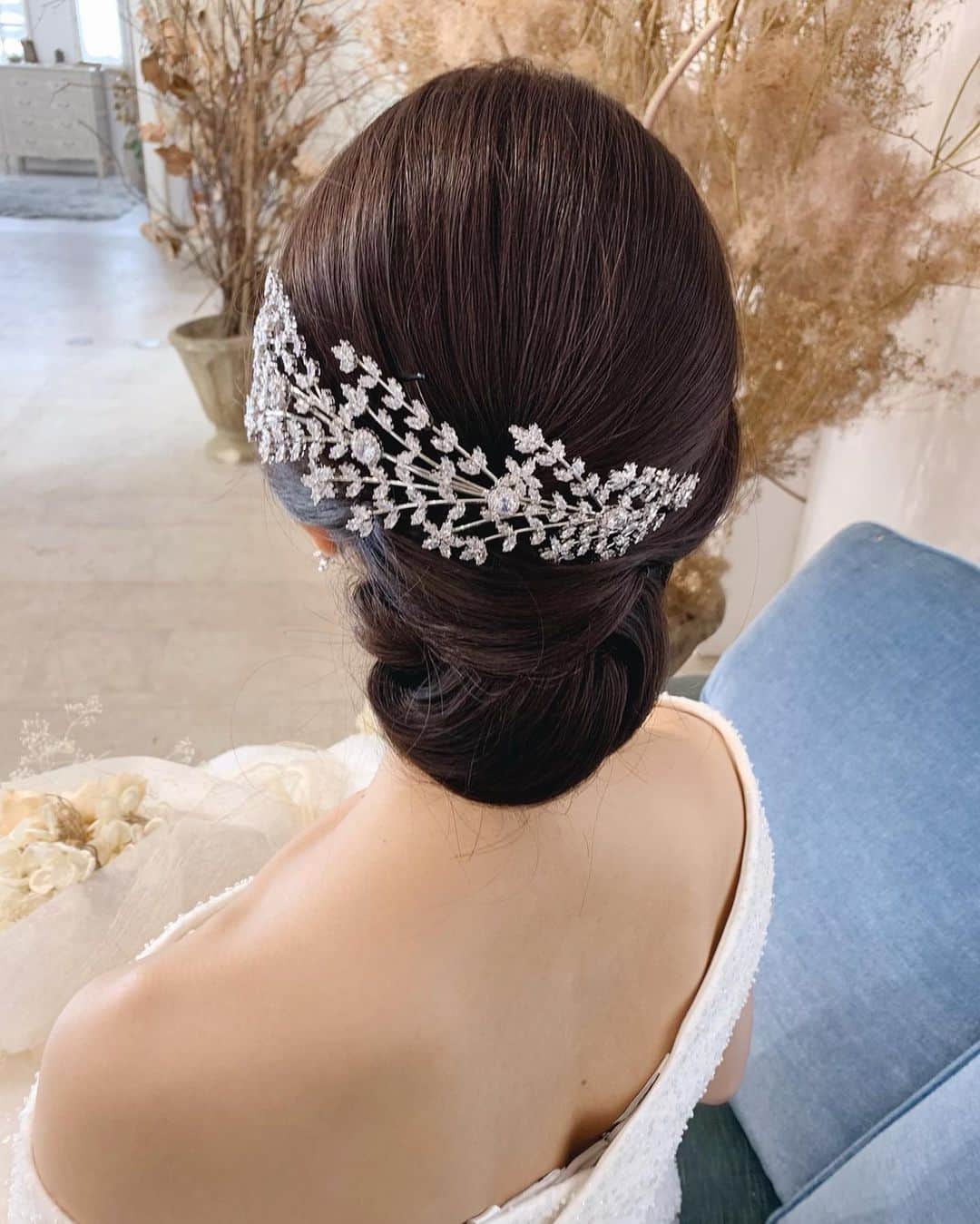 竹本実加さんのインスタグラム写真 - (竹本実加Instagram)「先日の﻿ @lovetiara.bridal 様の撮影にて💎﻿ ﻿ 今回も、可愛いアクセサリーを﻿ 沢山手に取らせていただきました☺️﻿ データが来るのが楽しみ✨👸🏻﻿  ﻿  ヘアは、 ティアラやヘッドピースが引き立つよう シンプルにまとめました☺️  アクセサリーの一部を 少しご紹介。 個性的かつ、お値段まで可愛い アイテムの数々は必見です💓  ﻿ ﻿ メイクには、﻿ 新しくチームにjoinした﻿ Akaneに入ってもらいました♪﻿ @akane.mydresser ナチュラルメイクと水光肌でつやつやに💄﻿ ﻿ ﻿ とっても楽しい現場でした🤍﻿ ﻿ ﻿ 👰🏻 @hanae.kou 💎 @lovetiara.bridal ﻿ ┈┈┈┈┈┈┈┈┈┈┈﻿  𝕀𝕟𝕗𝕠𝕣𝕞𝕒𝕥𝕚𝕠𝕟 🌿﻿ ┈┈┈┈┈┈┈┈┈┈┈﻿ ﻿ MYDRESSER 京都﻿ @mydresser.kyoto﻿ ﻿ ▶︎ 2021京桜シーズン﻿ 予約解禁しました(3/22〜4/15🌸)﻿ 竹本出張費無料にて承ります✴︎﻿ ﻿ ┈┈┈┈┈┈┈┈┈┈┈﻿ 𝕊𝕔𝕙𝕖𝕕𝕦𝕝𝕖 🗓﻿ ┈┈┈┈┈┈┈┈┈┈┈﻿ ﻿ 週末空き状況 ※11/2更新﻿ 平日は常時受付中﻿ ﻿ 【2020】﻿ 9月〜12月…🈵﻿ ﻿ 【2021】﻿ 1/17(日)﻿ 2/23(祝火)﻿ 3月〜4月…🈵﻿ ﻿ 5/8(土)﻿ 6月…🈵﻿ ﻿ 7/11(日), 24(土)﻿ 8月…空きあり﻿ 9/5(日), 11(土), 19(日),﻿ 23(祝木), 25(土)﻿ ﻿ ┈┈┈┈┈┈┈┈┈┈┈﻿ ℂ𝕠𝕟𝕥𝕒𝕔𝕥 💫﻿ ┈┈┈┈┈┈┈┈┈┈┈﻿ ﻿ お問い合わせは﻿ @mydresser.bridal の﻿ プロフィールリンクより💁🏻‍♀️﻿ ﻿ ﻿ ﻿ ﻿ ﻿ #広告撮影 #撮影ヘアメイク #韓流 #ロケーションフォト #前撮り #後撮り #前撮りヘアメイク #披露宴ヘアメイク #二次会ヘアメイク #お色直し #ロケーションフォト #海外出張 #ハネムーン #クラシカル #艶 #ルーズ #アクセサリー #挙式ヘア #ヘアチェンジ #艶肌メイク  #ヘアメイク指名 #外注ヘアメイク #ブライダルヘアメイク #持ち込み美容 #ヘアアレンジ #結婚準備」11月11日 0時42分 - mika.mydresser