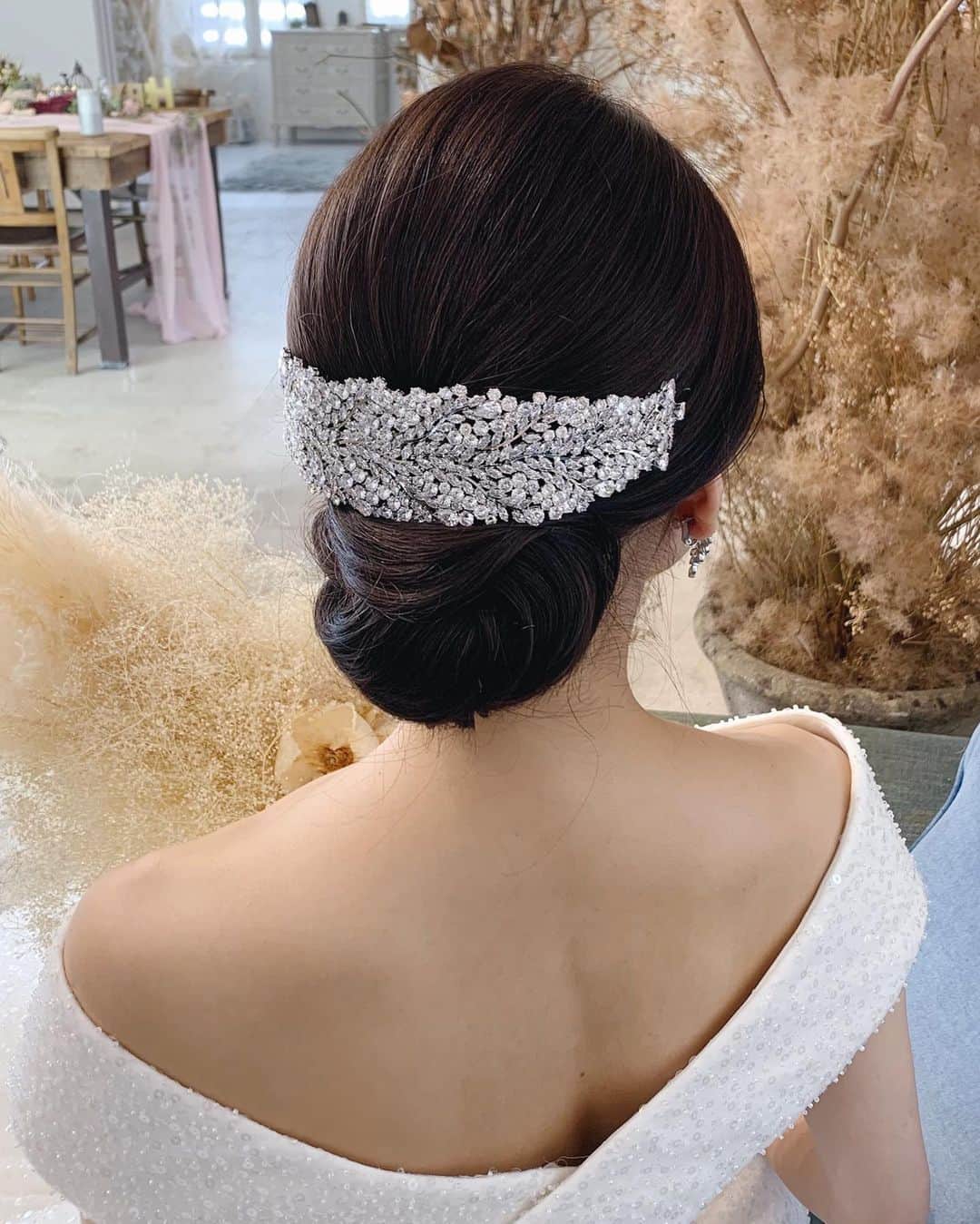 竹本実加さんのインスタグラム写真 - (竹本実加Instagram)「先日の﻿ @lovetiara.bridal 様の撮影にて💎﻿ ﻿ 今回も、可愛いアクセサリーを﻿ 沢山手に取らせていただきました☺️﻿ データが来るのが楽しみ✨👸🏻﻿  ﻿  ヘアは、 ティアラやヘッドピースが引き立つよう シンプルにまとめました☺️  アクセサリーの一部を 少しご紹介。 個性的かつ、お値段まで可愛い アイテムの数々は必見です💓  ﻿ ﻿ メイクには、﻿ 新しくチームにjoinした﻿ Akaneに入ってもらいました♪﻿ @akane.mydresser ナチュラルメイクと水光肌でつやつやに💄﻿ ﻿ ﻿ とっても楽しい現場でした🤍﻿ ﻿ ﻿ 👰🏻 @hanae.kou 💎 @lovetiara.bridal ﻿ ┈┈┈┈┈┈┈┈┈┈┈﻿  𝕀𝕟𝕗𝕠𝕣𝕞𝕒𝕥𝕚𝕠𝕟 🌿﻿ ┈┈┈┈┈┈┈┈┈┈┈﻿ ﻿ MYDRESSER 京都﻿ @mydresser.kyoto﻿ ﻿ ▶︎ 2021京桜シーズン﻿ 予約解禁しました(3/22〜4/15🌸)﻿ 竹本出張費無料にて承ります✴︎﻿ ﻿ ┈┈┈┈┈┈┈┈┈┈┈﻿ 𝕊𝕔𝕙𝕖𝕕𝕦𝕝𝕖 🗓﻿ ┈┈┈┈┈┈┈┈┈┈┈﻿ ﻿ 週末空き状況 ※11/2更新﻿ 平日は常時受付中﻿ ﻿ 【2020】﻿ 9月〜12月…🈵﻿ ﻿ 【2021】﻿ 1/17(日)﻿ 2/23(祝火)﻿ 3月〜4月…🈵﻿ ﻿ 5/8(土)﻿ 6月…🈵﻿ ﻿ 7/11(日), 24(土)﻿ 8月…空きあり﻿ 9/5(日), 11(土), 19(日),﻿ 23(祝木), 25(土)﻿ ﻿ ┈┈┈┈┈┈┈┈┈┈┈﻿ ℂ𝕠𝕟𝕥𝕒𝕔𝕥 💫﻿ ┈┈┈┈┈┈┈┈┈┈┈﻿ ﻿ お問い合わせは﻿ @mydresser.bridal の﻿ プロフィールリンクより💁🏻‍♀️﻿ ﻿ ﻿ ﻿ ﻿ ﻿ #広告撮影 #撮影ヘアメイク #韓流 #ロケーションフォト #前撮り #後撮り #前撮りヘアメイク #披露宴ヘアメイク #二次会ヘアメイク #お色直し #ロケーションフォト #海外出張 #ハネムーン #クラシカル #艶 #ルーズ #アクセサリー #挙式ヘア #ヘアチェンジ #艶肌メイク  #ヘアメイク指名 #外注ヘアメイク #ブライダルヘアメイク #持ち込み美容 #ヘアアレンジ #結婚準備」11月11日 0時42分 - mika.mydresser