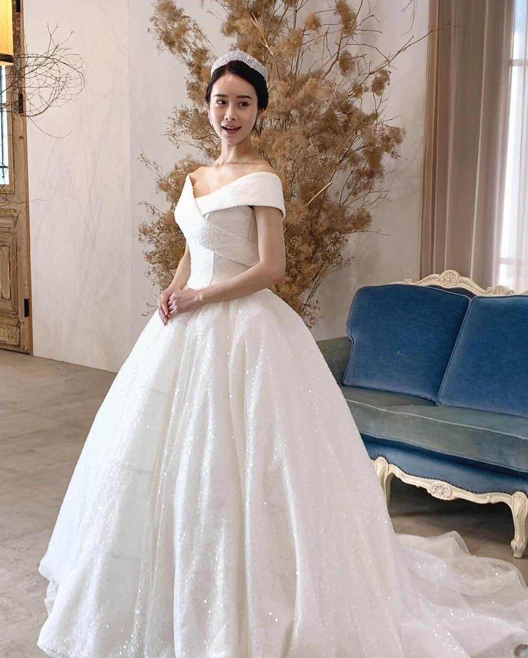 竹本実加さんのインスタグラム写真 - (竹本実加Instagram)「先日の﻿ @lovetiara.bridal 様の撮影にて💎﻿ ﻿ 今回も、可愛いアクセサリーを﻿ 沢山手に取らせていただきました☺️﻿ データが来るのが楽しみ✨👸🏻﻿  ﻿  ヘアは、 ティアラやヘッドピースが引き立つよう シンプルにまとめました☺️  アクセサリーの一部を 少しご紹介。 個性的かつ、お値段まで可愛い アイテムの数々は必見です💓  ﻿ ﻿ メイクには、﻿ 新しくチームにjoinした﻿ Akaneに入ってもらいました♪﻿ @akane.mydresser ナチュラルメイクと水光肌でつやつやに💄﻿ ﻿ ﻿ とっても楽しい現場でした🤍﻿ ﻿ ﻿ 👰🏻 @hanae.kou 💎 @lovetiara.bridal ﻿ ┈┈┈┈┈┈┈┈┈┈┈﻿  𝕀𝕟𝕗𝕠𝕣𝕞𝕒𝕥𝕚𝕠𝕟 🌿﻿ ┈┈┈┈┈┈┈┈┈┈┈﻿ ﻿ MYDRESSER 京都﻿ @mydresser.kyoto﻿ ﻿ ▶︎ 2021京桜シーズン﻿ 予約解禁しました(3/22〜4/15🌸)﻿ 竹本出張費無料にて承ります✴︎﻿ ﻿ ┈┈┈┈┈┈┈┈┈┈┈﻿ 𝕊𝕔𝕙𝕖𝕕𝕦𝕝𝕖 🗓﻿ ┈┈┈┈┈┈┈┈┈┈┈﻿ ﻿ 週末空き状況 ※11/2更新﻿ 平日は常時受付中﻿ ﻿ 【2020】﻿ 9月〜12月…🈵﻿ ﻿ 【2021】﻿ 1/17(日)﻿ 2/23(祝火)﻿ 3月〜4月…🈵﻿ ﻿ 5/8(土)﻿ 6月…🈵﻿ ﻿ 7/11(日), 24(土)﻿ 8月…空きあり﻿ 9/5(日), 11(土), 19(日),﻿ 23(祝木), 25(土)﻿ ﻿ ┈┈┈┈┈┈┈┈┈┈┈﻿ ℂ𝕠𝕟𝕥𝕒𝕔𝕥 💫﻿ ┈┈┈┈┈┈┈┈┈┈┈﻿ ﻿ お問い合わせは﻿ @mydresser.bridal の﻿ プロフィールリンクより💁🏻‍♀️﻿ ﻿ ﻿ ﻿ ﻿ ﻿ #広告撮影 #撮影ヘアメイク #韓流 #ロケーションフォト #前撮り #後撮り #前撮りヘアメイク #披露宴ヘアメイク #二次会ヘアメイク #お色直し #ロケーションフォト #海外出張 #ハネムーン #クラシカル #艶 #ルーズ #アクセサリー #挙式ヘア #ヘアチェンジ #艶肌メイク  #ヘアメイク指名 #外注ヘアメイク #ブライダルヘアメイク #持ち込み美容 #ヘアアレンジ #結婚準備」11月11日 0時42分 - mika.mydresser