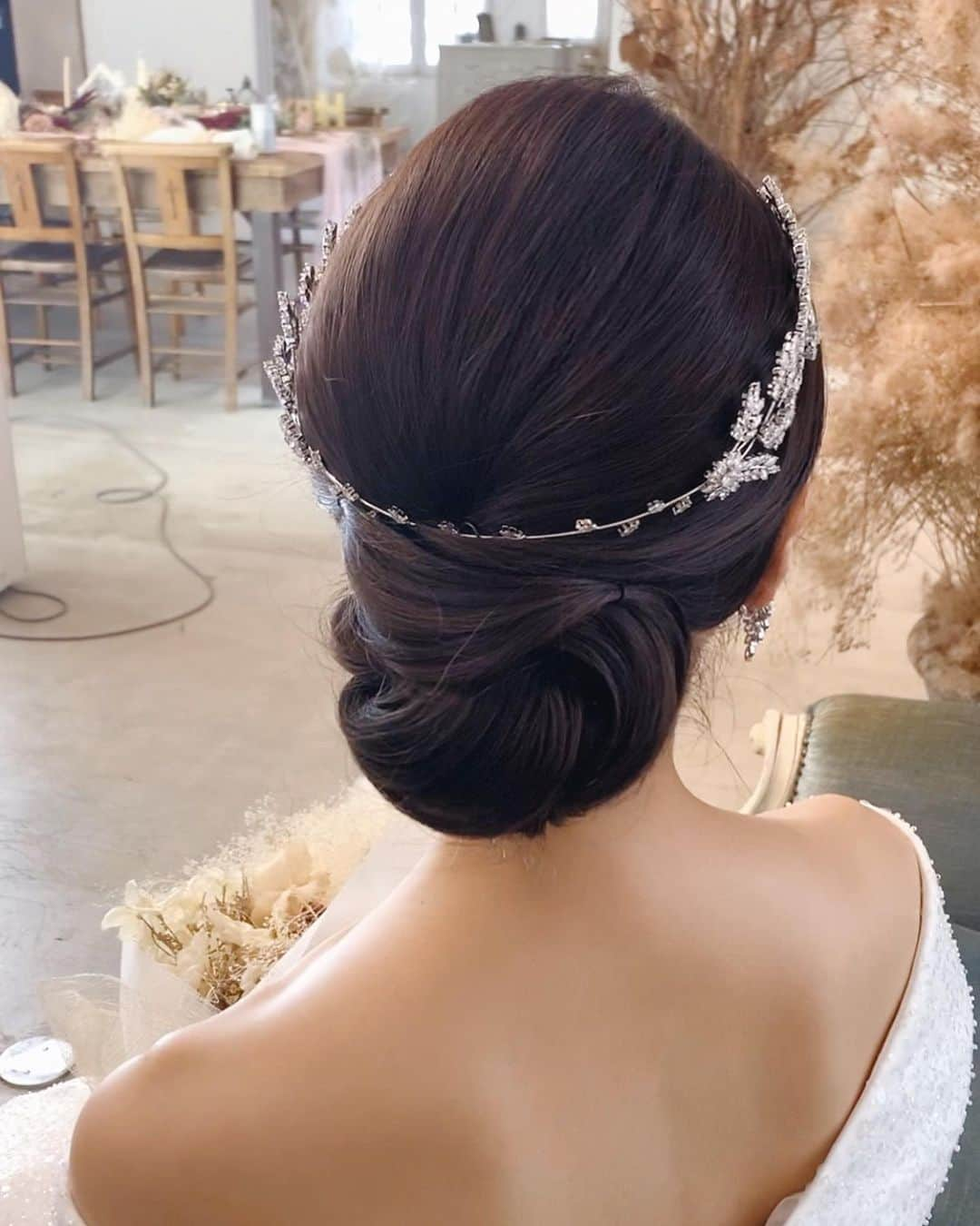 竹本実加さんのインスタグラム写真 - (竹本実加Instagram)「先日の﻿ @lovetiara.bridal 様の撮影にて💎﻿ ﻿ 今回も、可愛いアクセサリーを﻿ 沢山手に取らせていただきました☺️﻿ データが来るのが楽しみ✨👸🏻﻿  ﻿  ヘアは、 ティアラやヘッドピースが引き立つよう シンプルにまとめました☺️  アクセサリーの一部を 少しご紹介。 個性的かつ、お値段まで可愛い アイテムの数々は必見です💓  ﻿ ﻿ メイクには、﻿ 新しくチームにjoinした﻿ Akaneに入ってもらいました♪﻿ @akane.mydresser ナチュラルメイクと水光肌でつやつやに💄﻿ ﻿ ﻿ とっても楽しい現場でした🤍﻿ ﻿ ﻿ 👰🏻 @hanae.kou 💎 @lovetiara.bridal ﻿ ┈┈┈┈┈┈┈┈┈┈┈﻿  𝕀𝕟𝕗𝕠𝕣𝕞𝕒𝕥𝕚𝕠𝕟 🌿﻿ ┈┈┈┈┈┈┈┈┈┈┈﻿ ﻿ MYDRESSER 京都﻿ @mydresser.kyoto﻿ ﻿ ▶︎ 2021京桜シーズン﻿ 予約解禁しました(3/22〜4/15🌸)﻿ 竹本出張費無料にて承ります✴︎﻿ ﻿ ┈┈┈┈┈┈┈┈┈┈┈﻿ 𝕊𝕔𝕙𝕖𝕕𝕦𝕝𝕖 🗓﻿ ┈┈┈┈┈┈┈┈┈┈┈﻿ ﻿ 週末空き状況 ※11/2更新﻿ 平日は常時受付中﻿ ﻿ 【2020】﻿ 9月〜12月…🈵﻿ ﻿ 【2021】﻿ 1/17(日)﻿ 2/23(祝火)﻿ 3月〜4月…🈵﻿ ﻿ 5/8(土)﻿ 6月…🈵﻿ ﻿ 7/11(日), 24(土)﻿ 8月…空きあり﻿ 9/5(日), 11(土), 19(日),﻿ 23(祝木), 25(土)﻿ ﻿ ┈┈┈┈┈┈┈┈┈┈┈﻿ ℂ𝕠𝕟𝕥𝕒𝕔𝕥 💫﻿ ┈┈┈┈┈┈┈┈┈┈┈﻿ ﻿ お問い合わせは﻿ @mydresser.bridal の﻿ プロフィールリンクより💁🏻‍♀️﻿ ﻿ ﻿ ﻿ ﻿ ﻿ #広告撮影 #撮影ヘアメイク #韓流 #ロケーションフォト #前撮り #後撮り #前撮りヘアメイク #披露宴ヘアメイク #二次会ヘアメイク #お色直し #ロケーションフォト #海外出張 #ハネムーン #クラシカル #艶 #ルーズ #アクセサリー #挙式ヘア #ヘアチェンジ #艶肌メイク  #ヘアメイク指名 #外注ヘアメイク #ブライダルヘアメイク #持ち込み美容 #ヘアアレンジ #結婚準備」11月11日 0時42分 - mika.mydresser