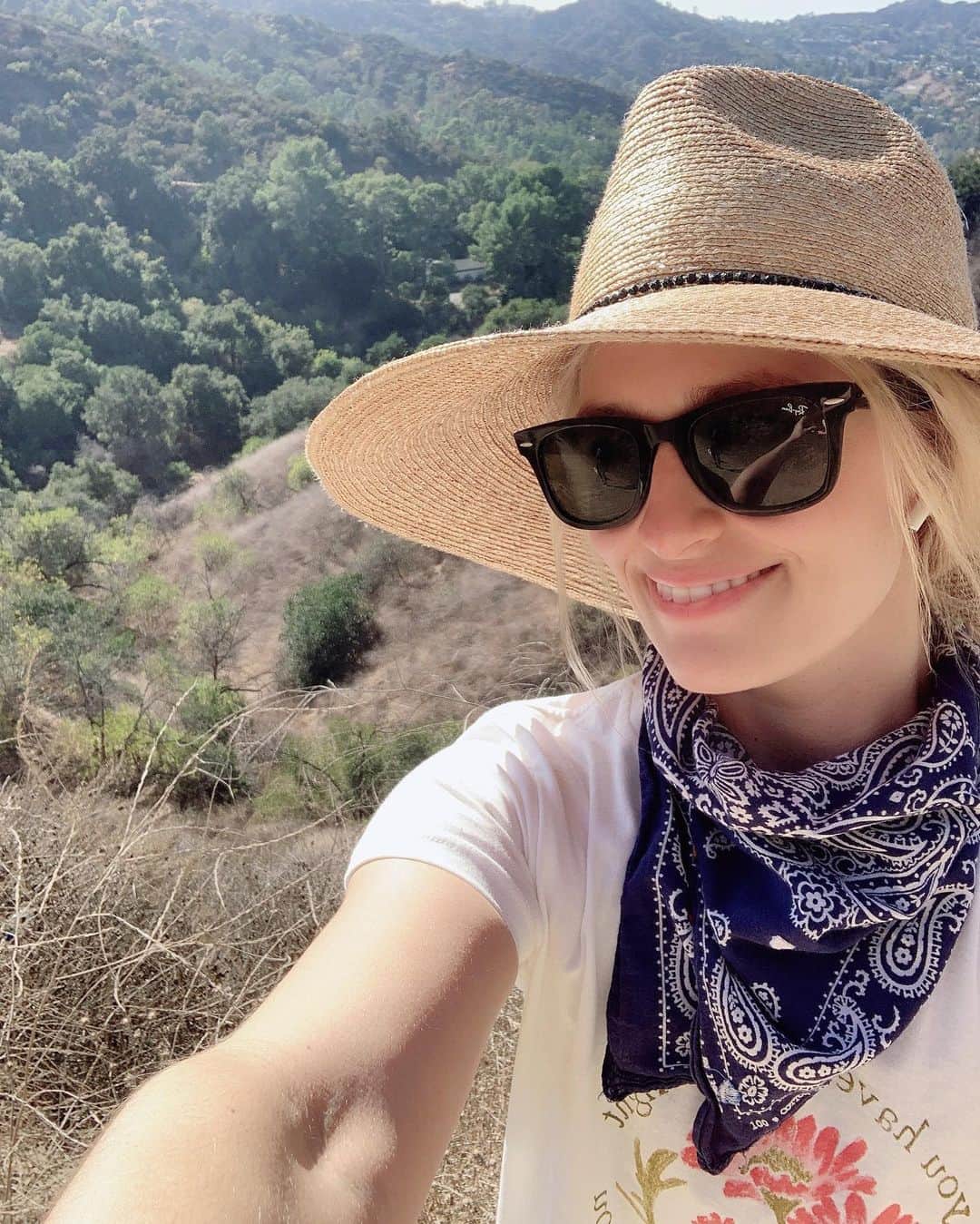 ベス・ベアーズのインスタグラム：「Best sunrise meditation/ line learning spot! 🌿☘️🍂🍁🍂」